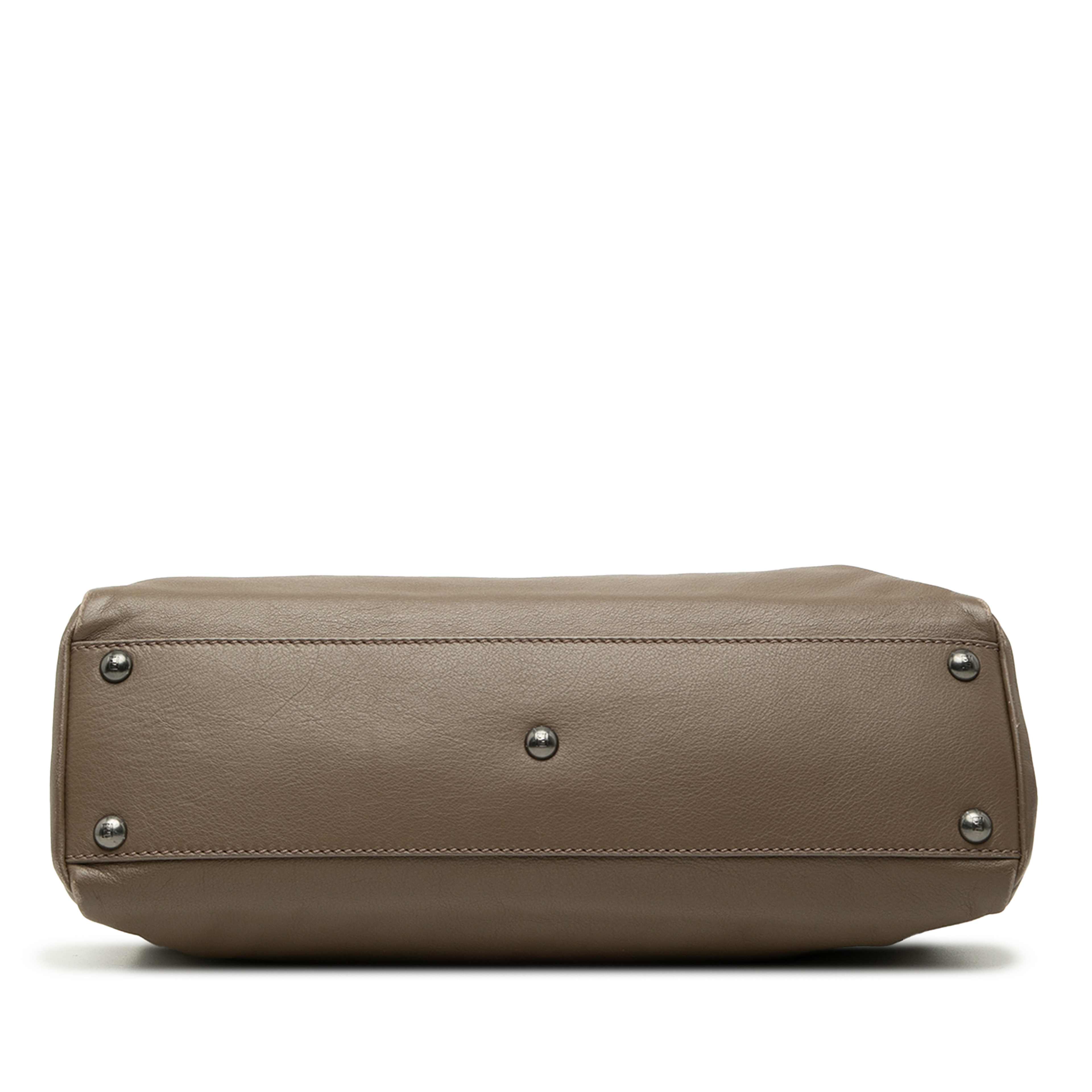 Fendi Medium Calfskin Peekaboo Iconic Satchel, från Luxclusif, i färgen taupe. Klicka för att öppna bilden i stort format