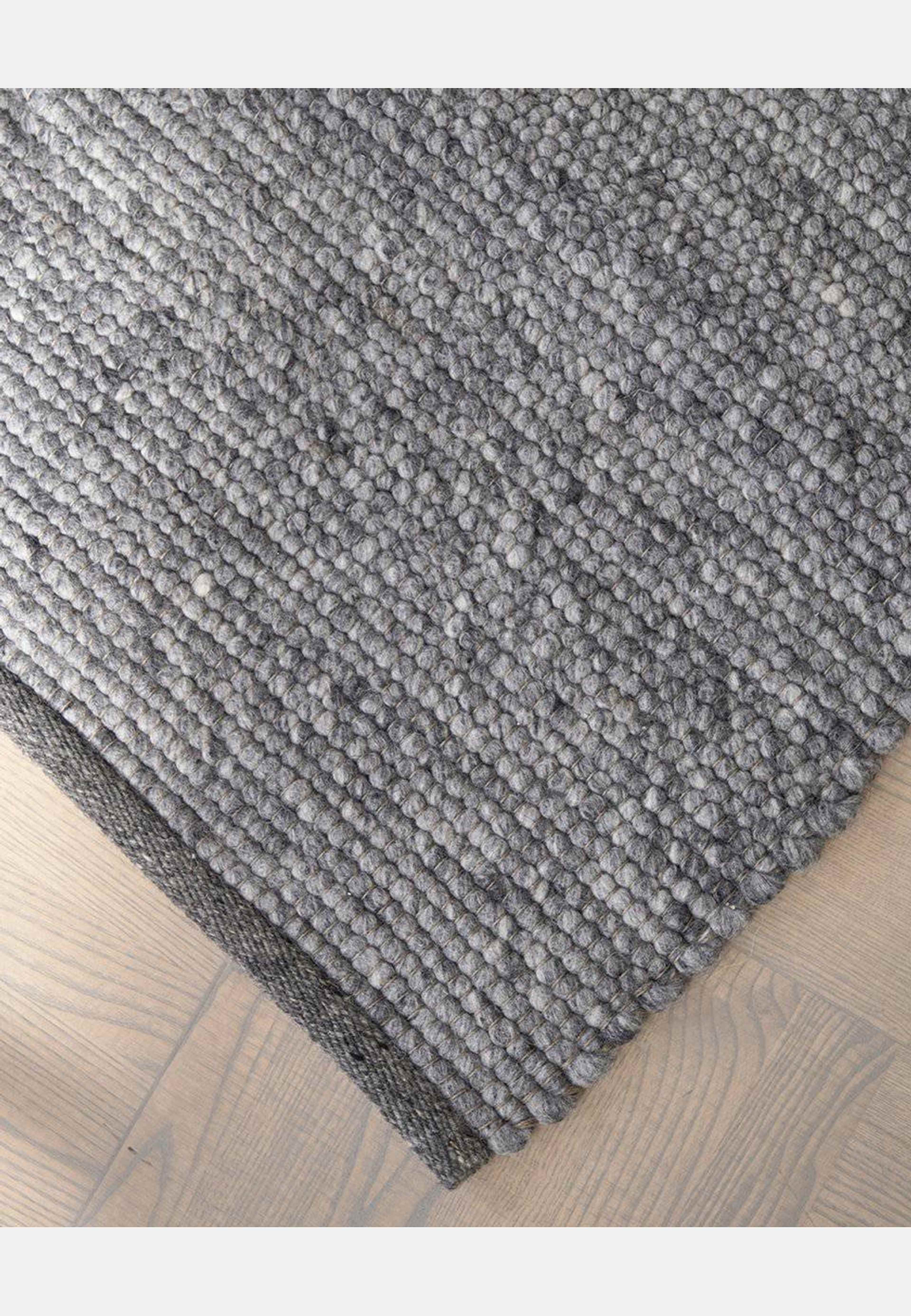 Gångmatta Merino, från Classic Collection, i färgen granit. Klicka för att öppna bilden i stort format