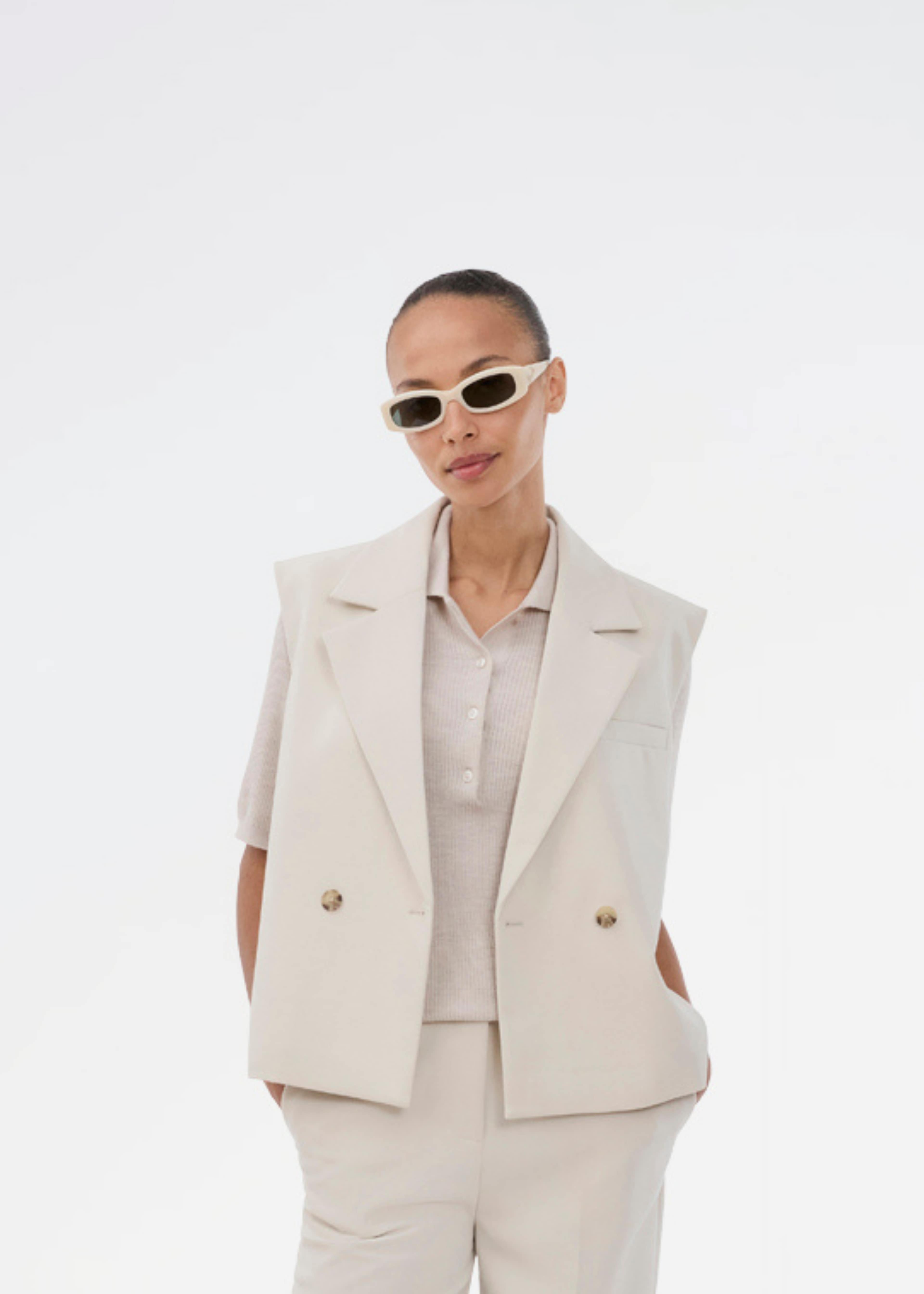 Galemd Vest, från Modström, i färgen moonbeam. Klicka för att öppna bilden i stort format