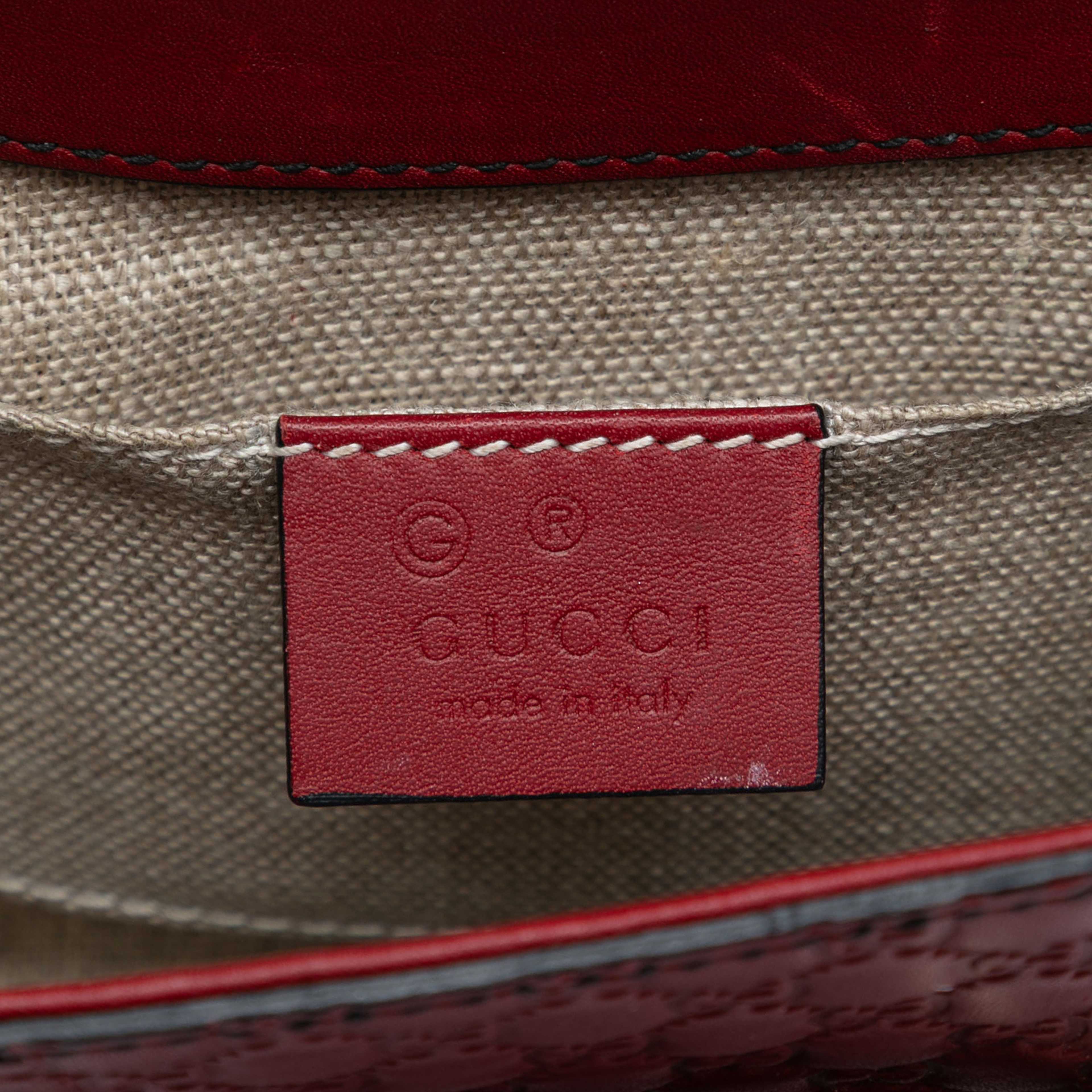 Gucci Mini Microguccissima Emily Crossbody, från Luxclusif, i färgen red. Klicka för att öppna bilden i stort format