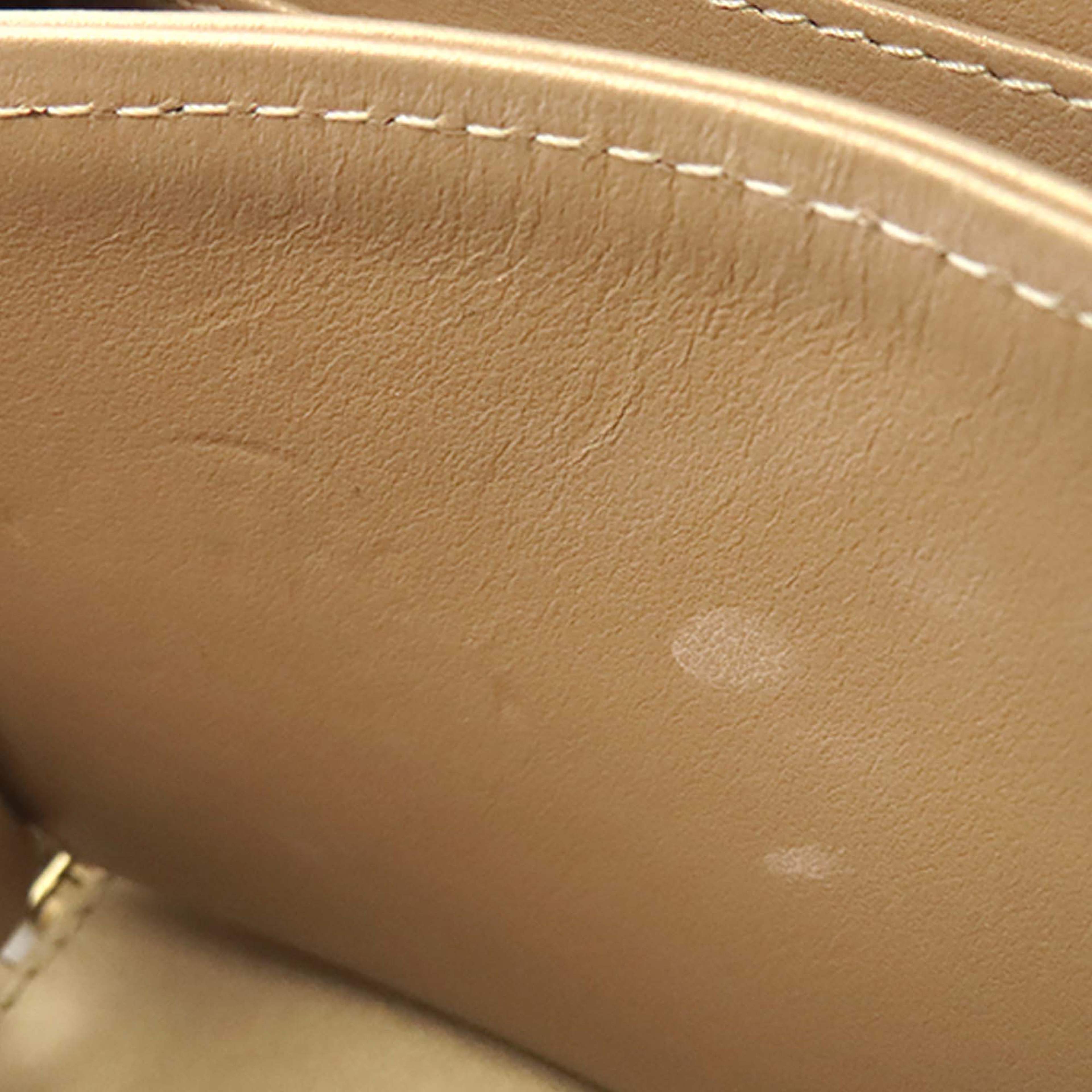 Chanel Mini Cc Quilted Lambskin And Golden Plate Vanity Crossbody, från Luxclusif, i färgen guld. Klicka för att öppna bilden i stort format