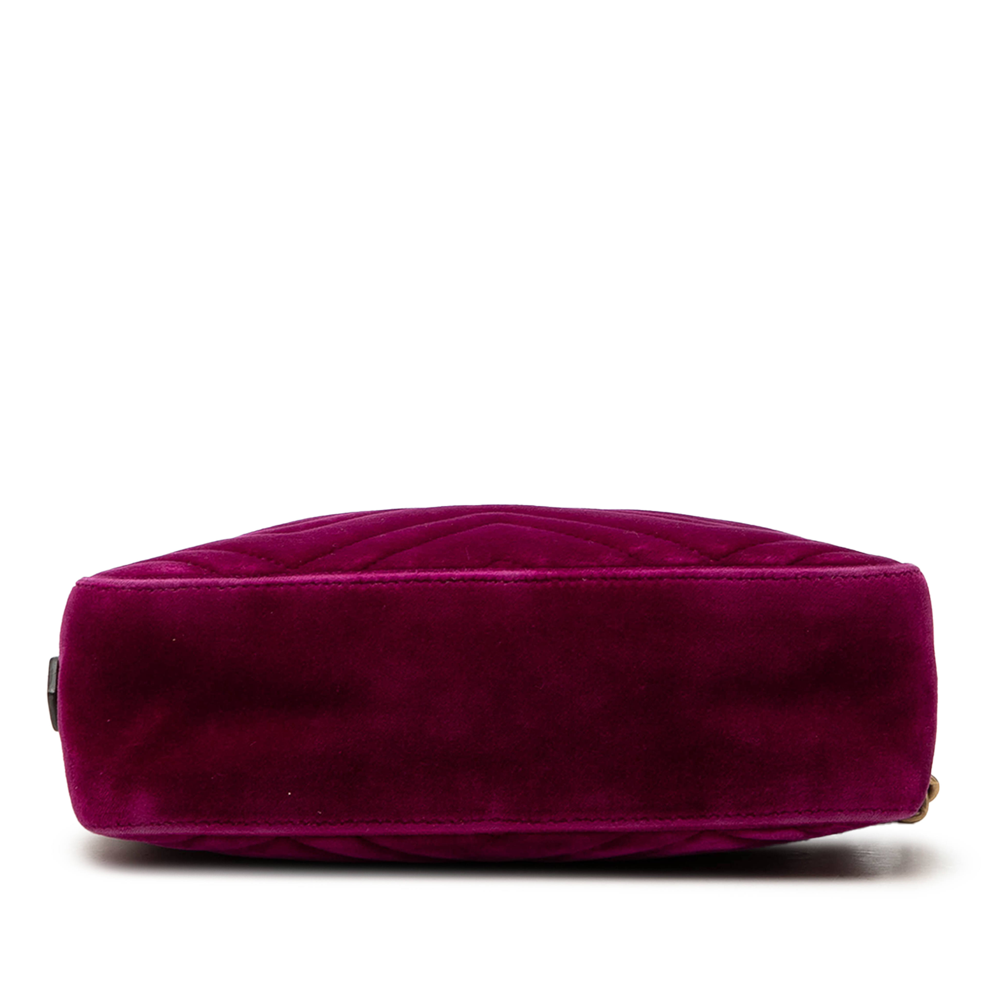 Gucci Small Gg Marmont Matelasse Velvet Crossbody, från Luxclusif, i färgen purpur. Klicka för att öppna bilden i stort format