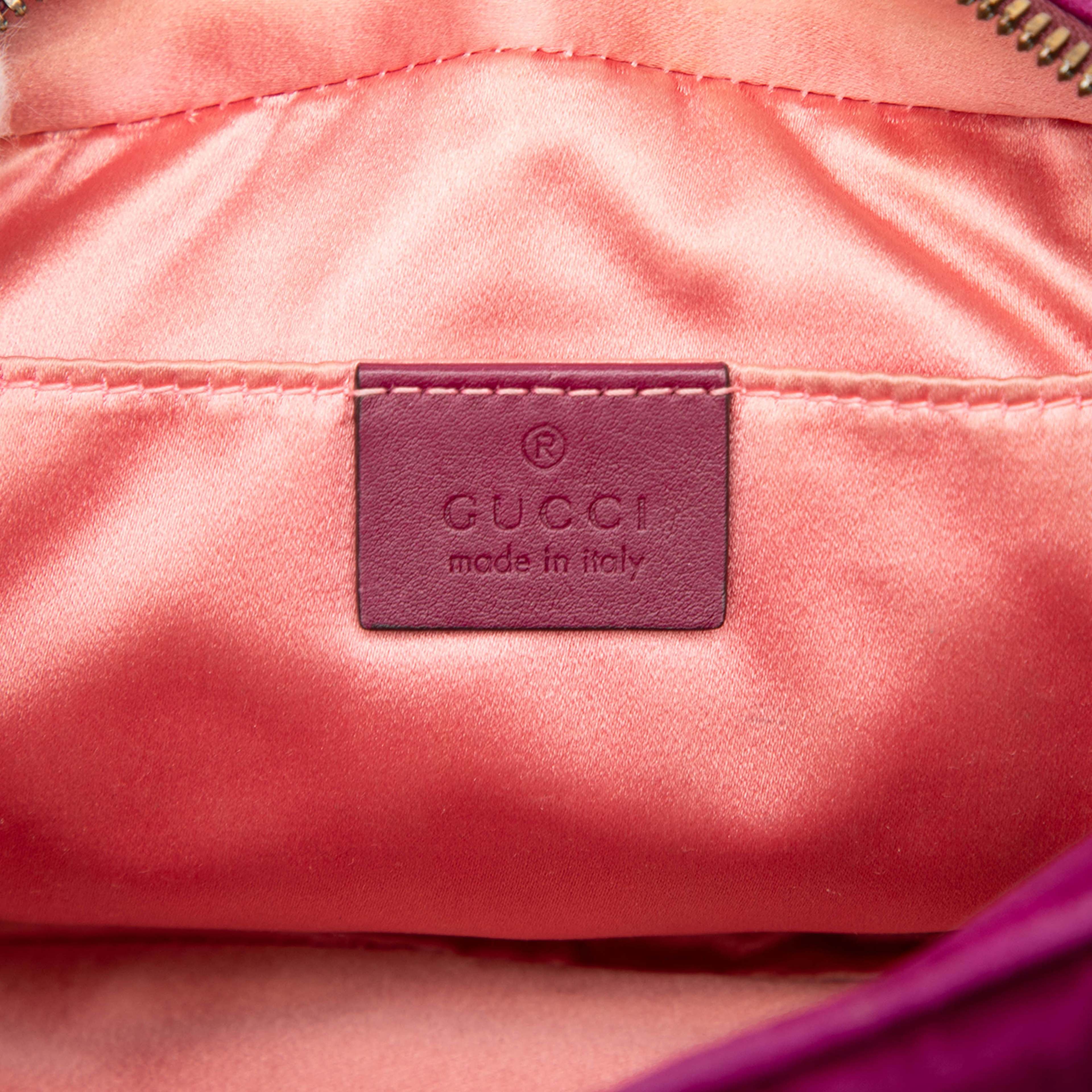 Gucci Small Gg Marmont Matelasse Velvet Crossbody, från Luxclusif, i färgen purpur. Klicka för att öppna bilden i stort format