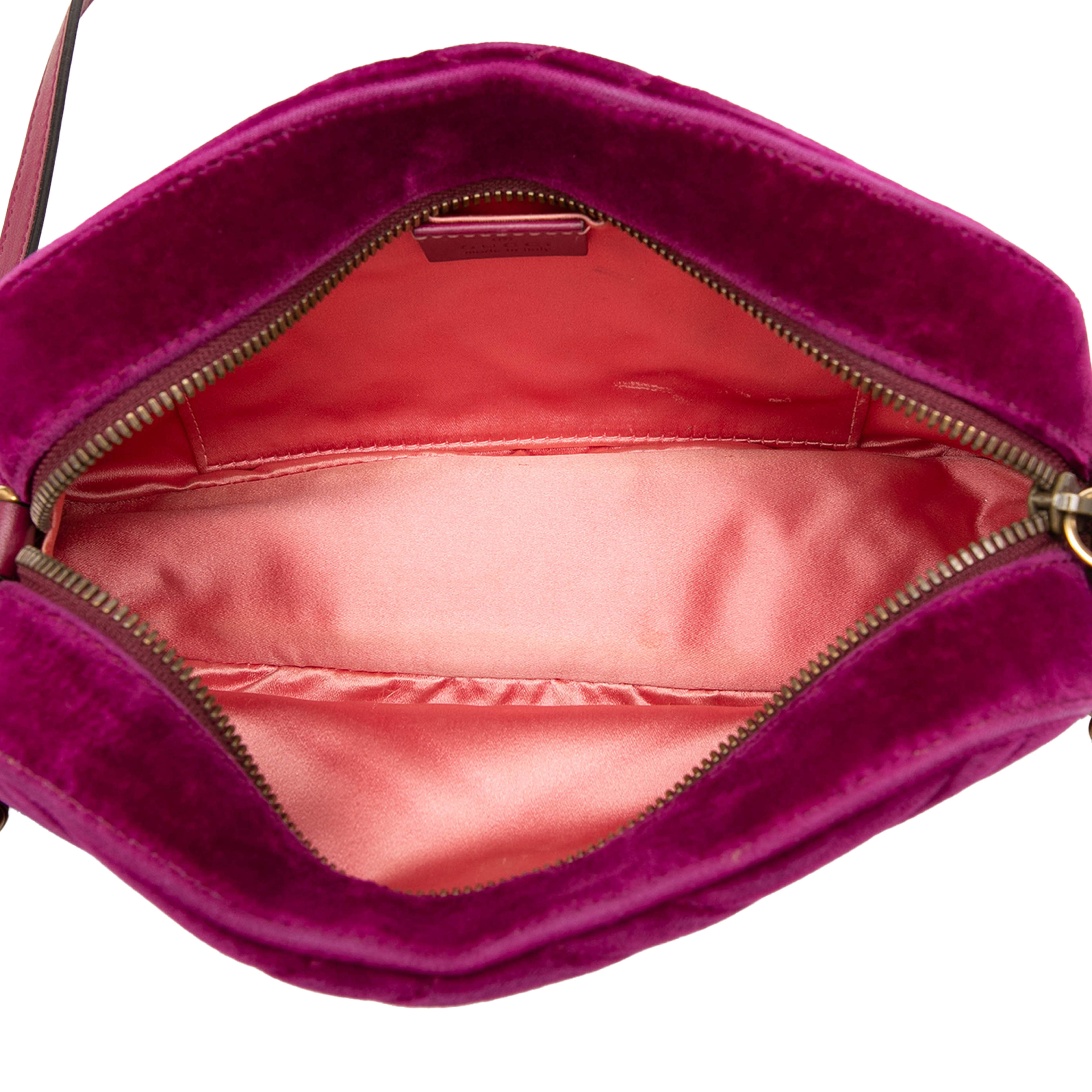 Gucci Small Gg Marmont Matelasse Velvet Crossbody, från Luxclusif, i färgen purpur. Klicka för att öppna bilden i stort format