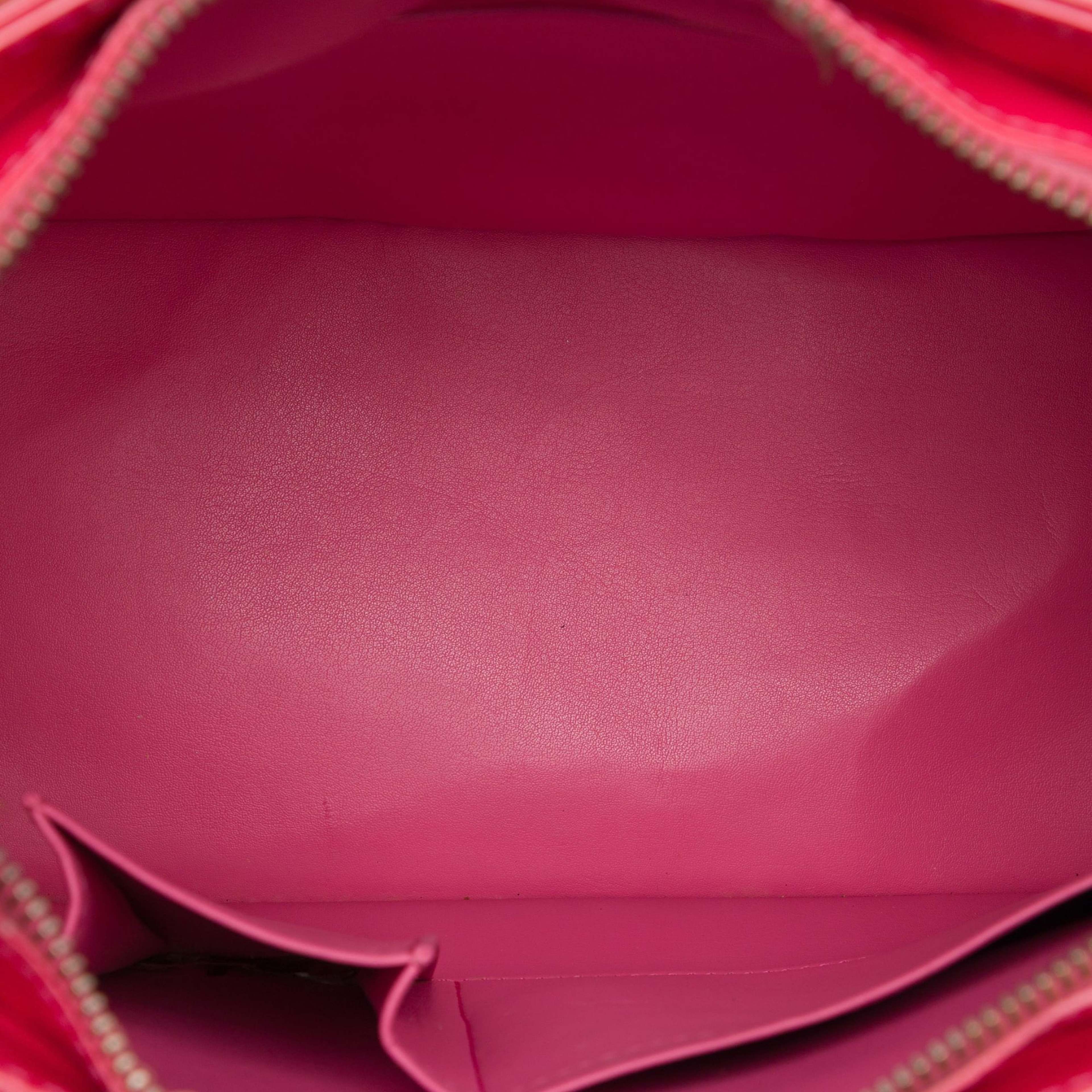Louis Vuitton Monogram Vernis Houston, från Luxclusif, i färgen rosa. Klicka för att öppna bilden i stort format