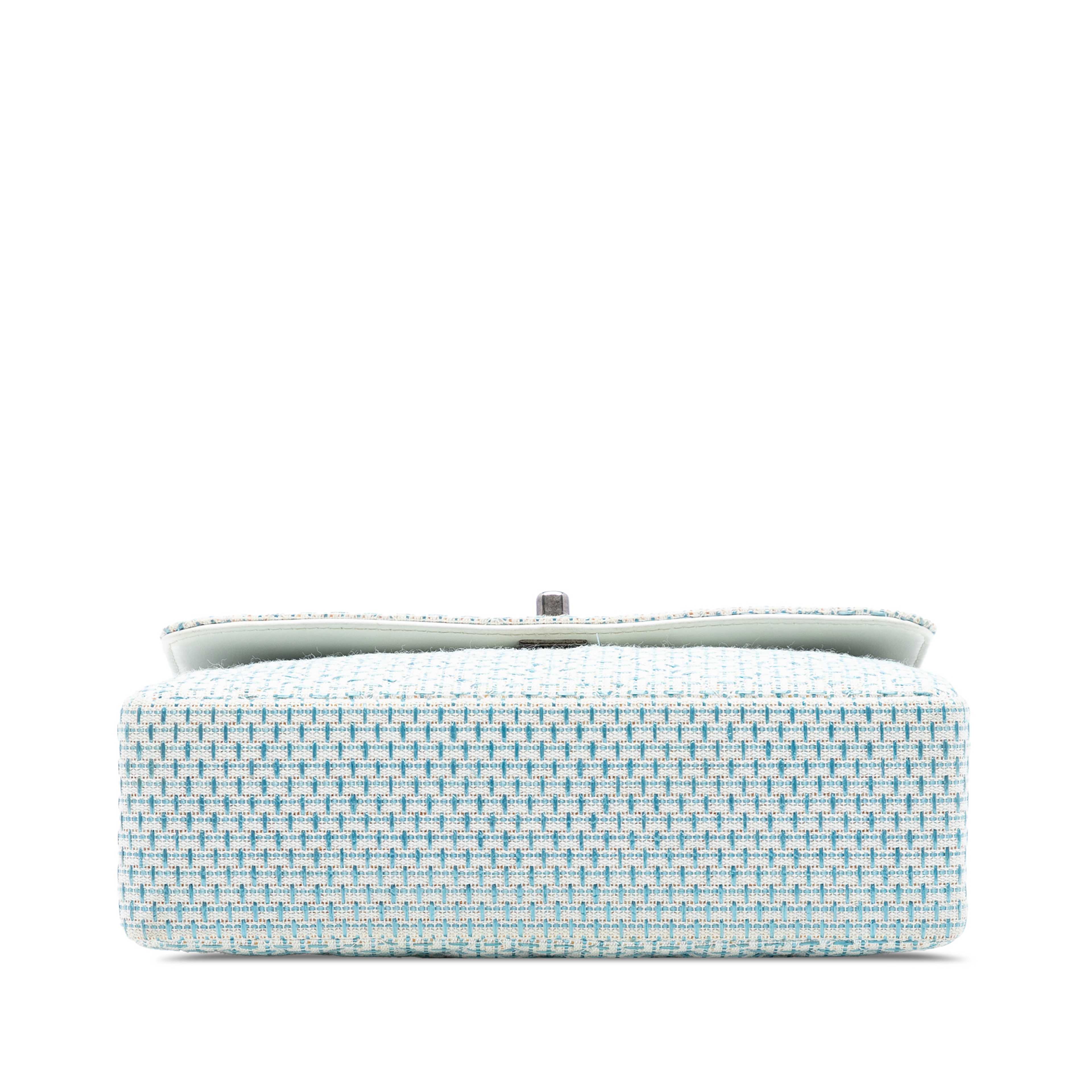 Chanel Cc Quilted Tweed Chain Flap, från Luxclusif, i färgen light blue. Klicka för att öppna bilden i stort format