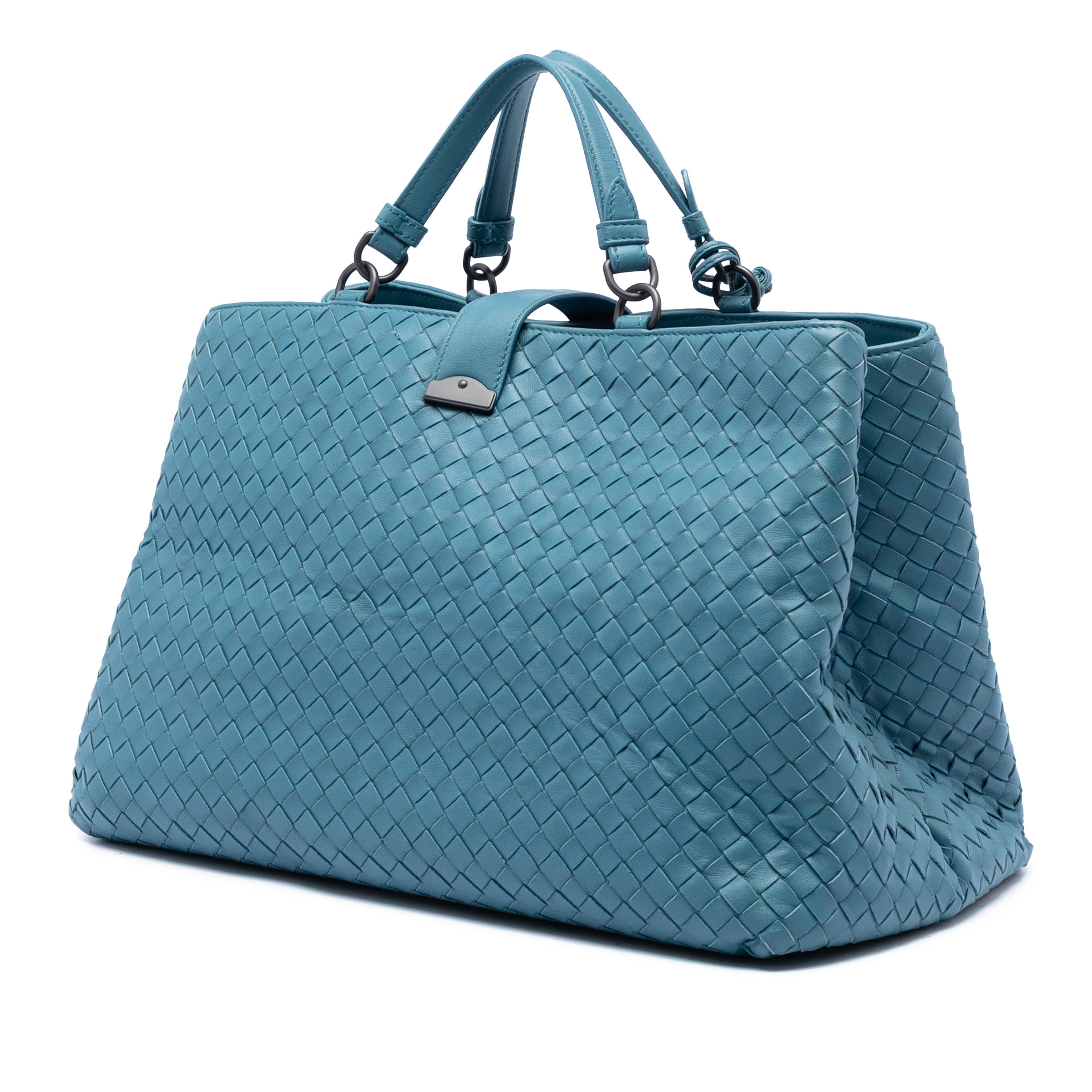 Bottega Veneta Medium Nappa Intrecciato Roma Tote, från Luxclusif, i färgen blue. Klicka för att öppna bilden i stort format