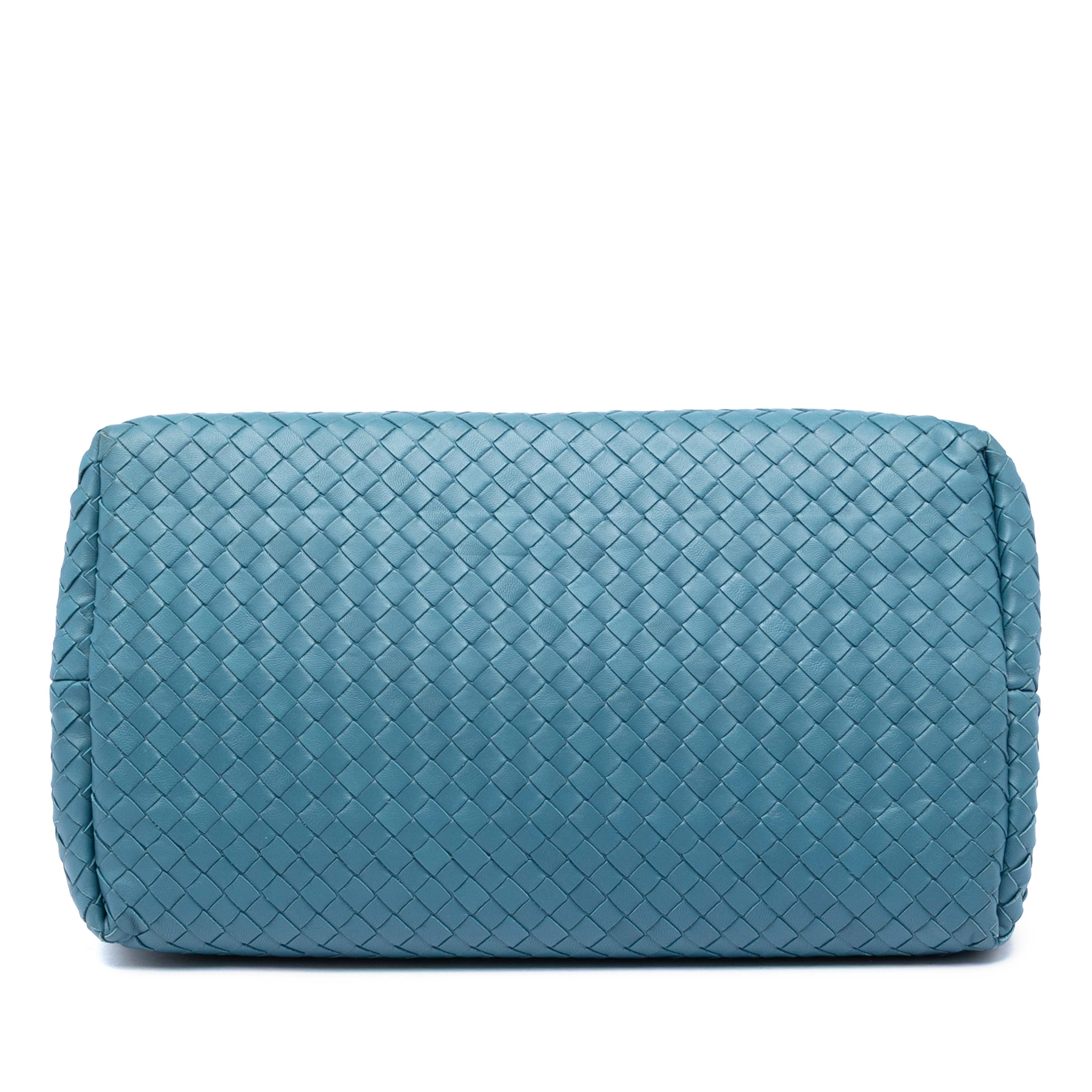 Bottega Veneta Medium Nappa Intrecciato Roma Tote, från Luxclusif, i färgen blue. Klicka för att öppna bilden i stort format