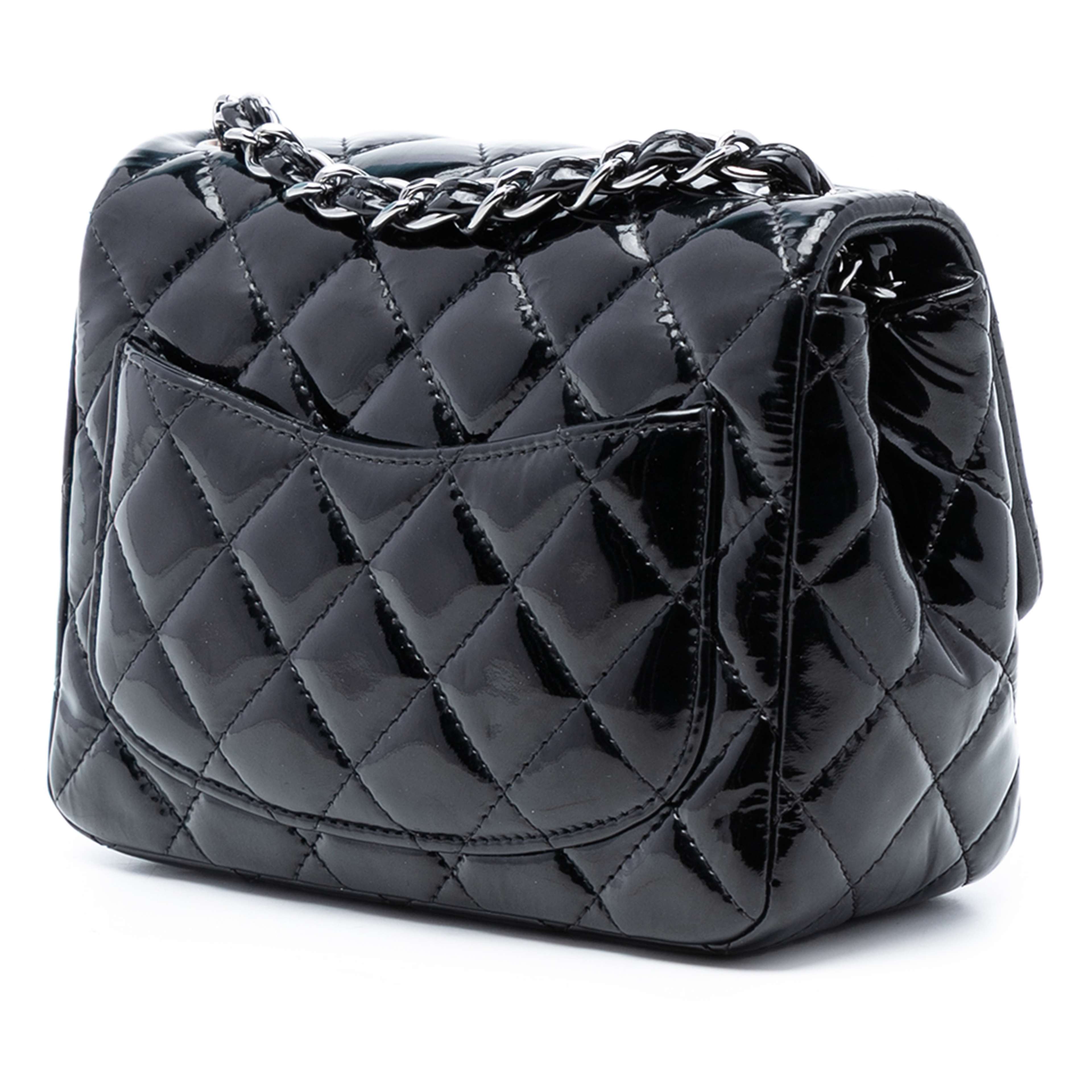 Chanel Mini Square Classic Patent Single Flap, från Luxclusif, i färgen black. Klicka för att öppna bilden i stort format