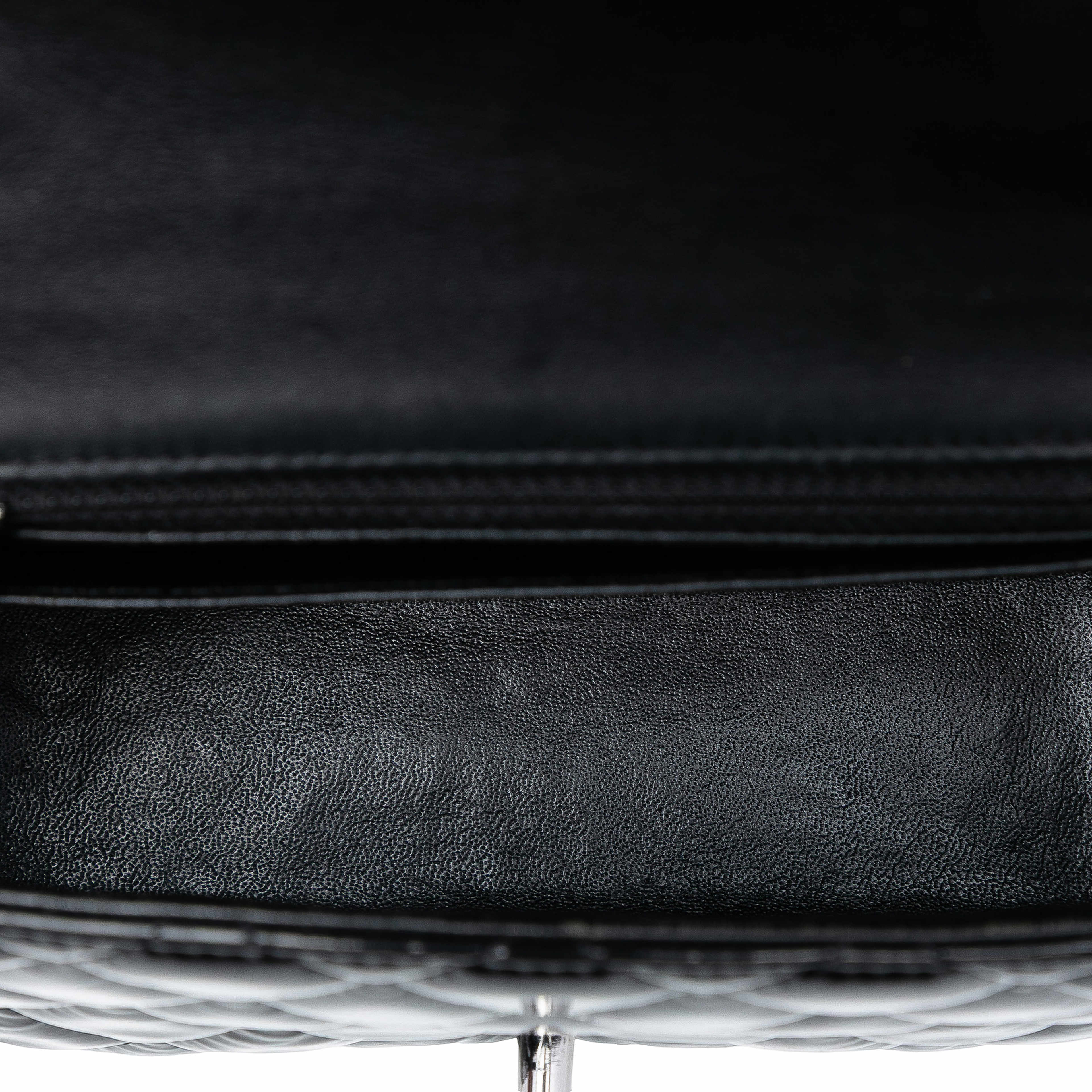 Chanel Mini Square Classic Patent Single Flap, från Luxclusif, i färgen black. Klicka för att öppna bilden i stort format