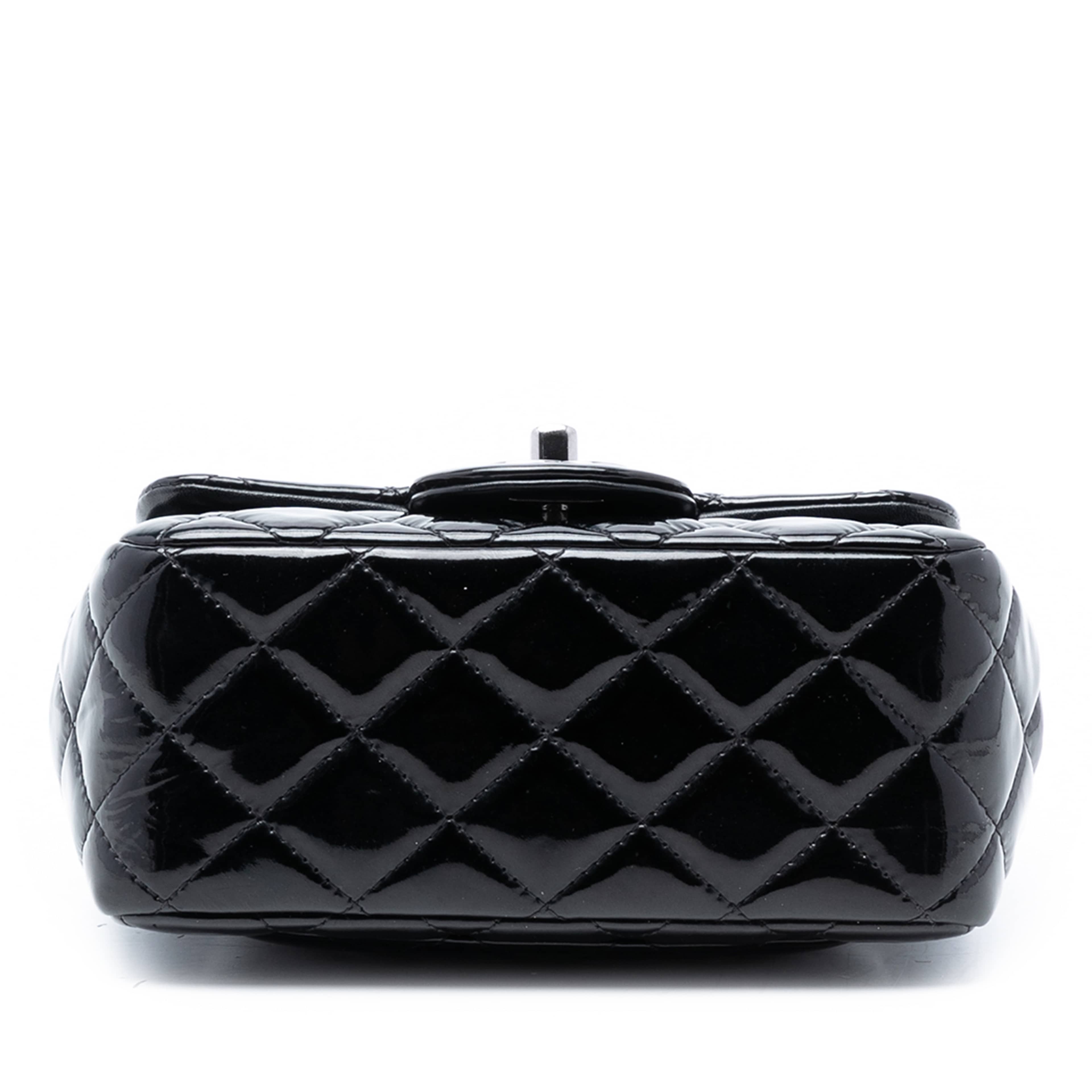 Chanel Mini Square Classic Patent Single Flap, från Luxclusif, i färgen black. Klicka för att öppna bilden i stort format