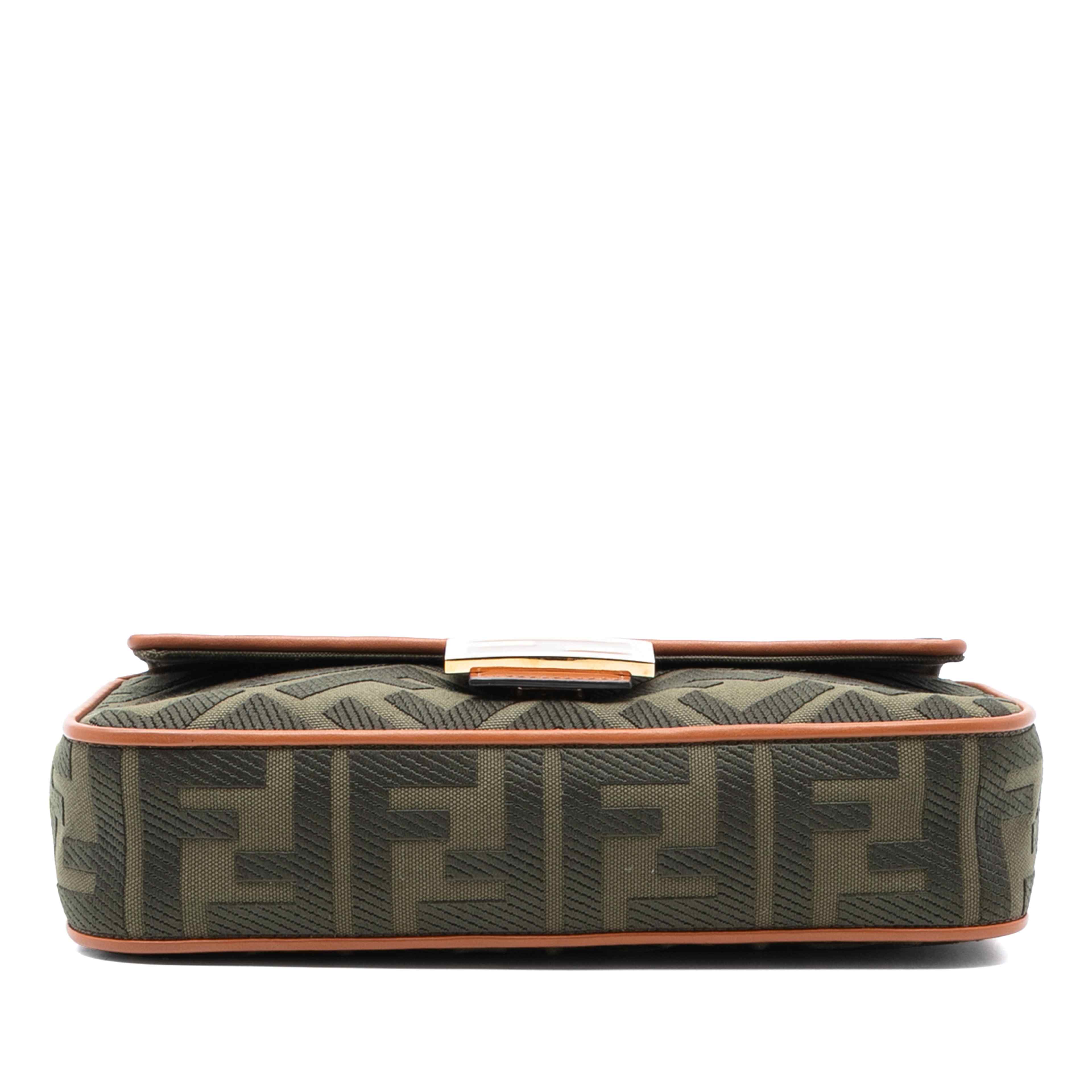 Fendi Zucca Embroidered Canvas Baguette Satchel, från Luxclusif, i färgen khaki. Klicka för att öppna bilden i stort format