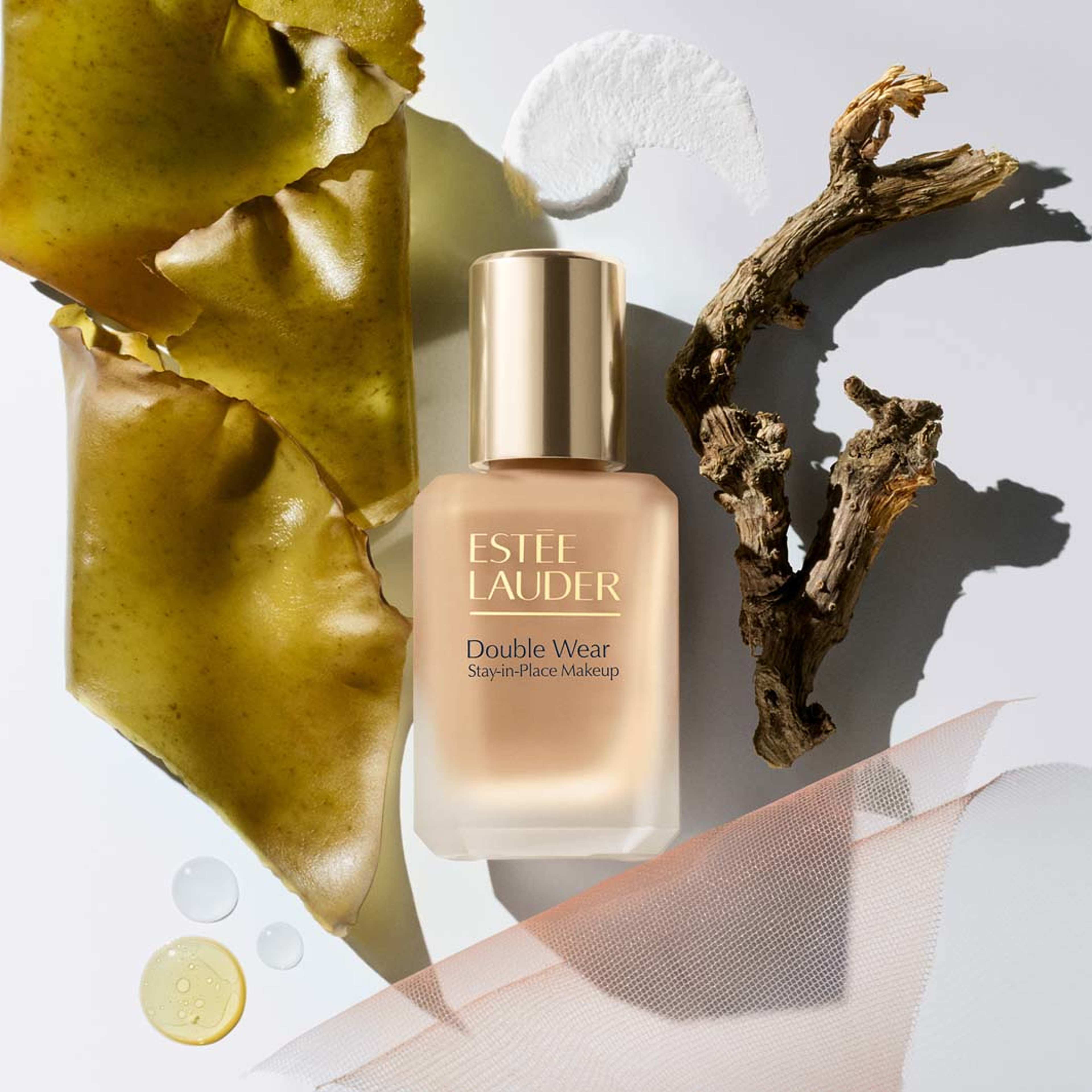 Double Wear Stay-In-Place Makeup SPF10, från Estée Lauder, i färgen 2c1 Pure Beige. Klicka för att öppna bilden i stort format