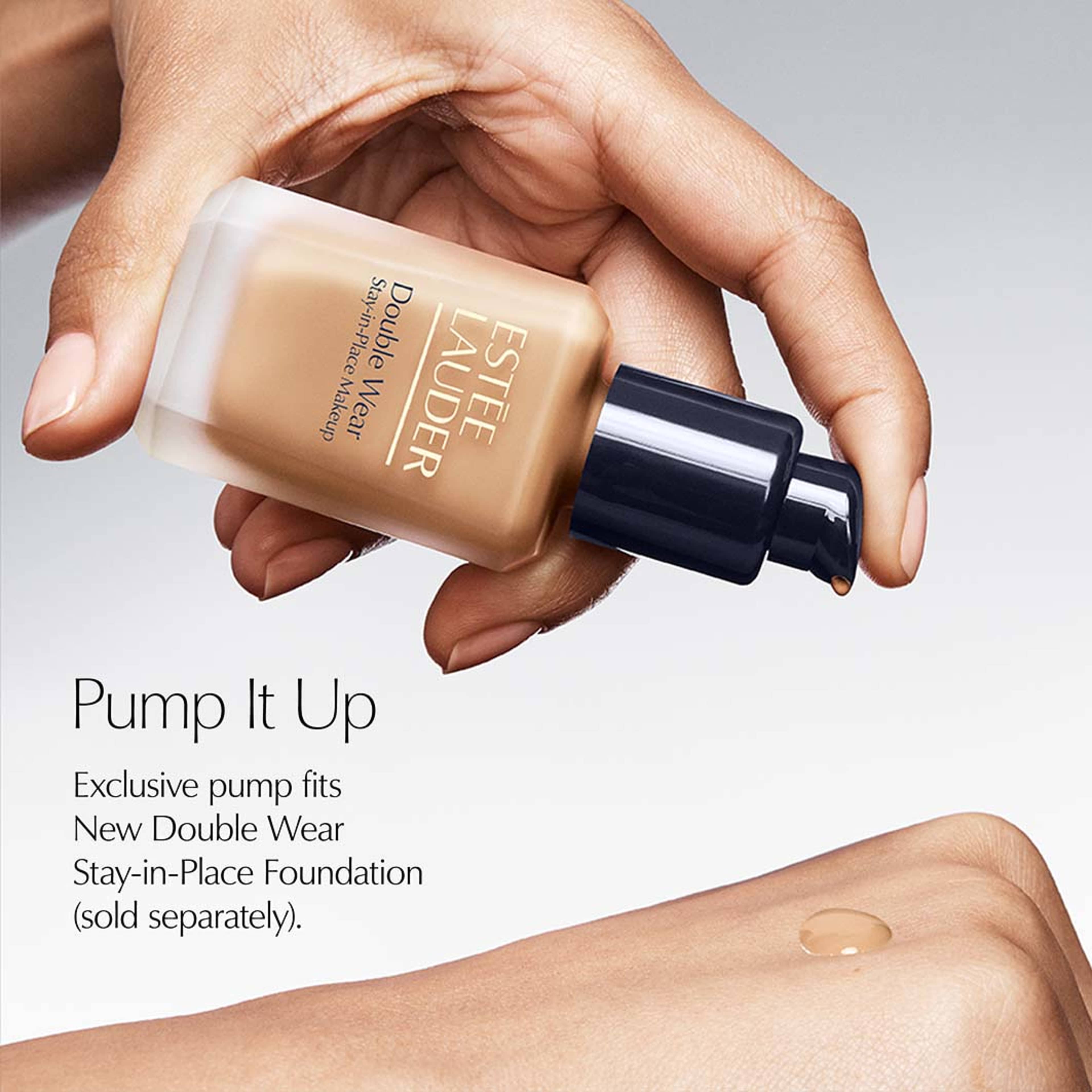 Double Wear Stay-In-Place Pump, från Estée Lauder. Klicka för att öppna bilden i stort format