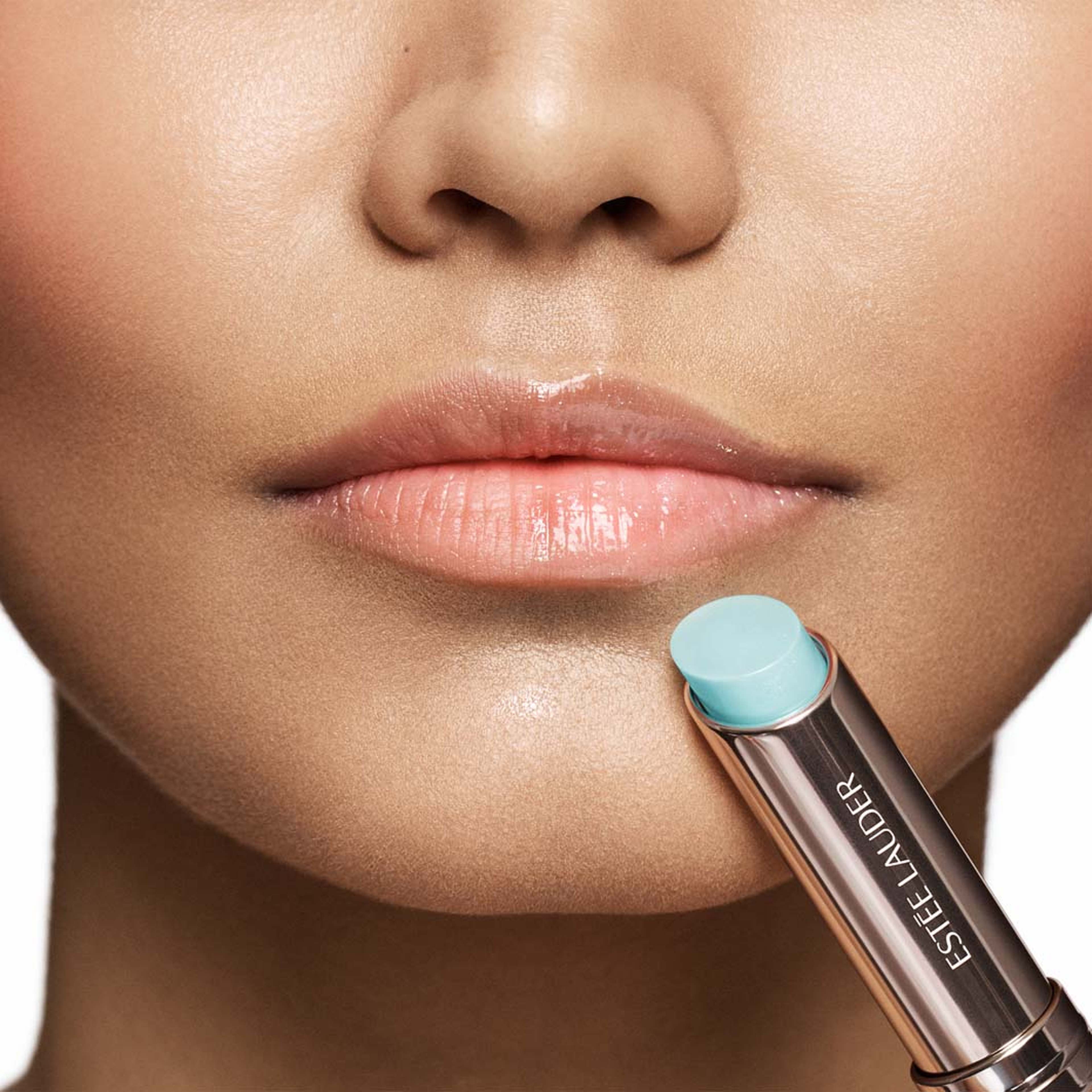 Futurist Hydraplump Lip Balm, från Estée Lauder, i färgen 709 Sheer Oasis. Klicka för att öppna bilden i stort format
