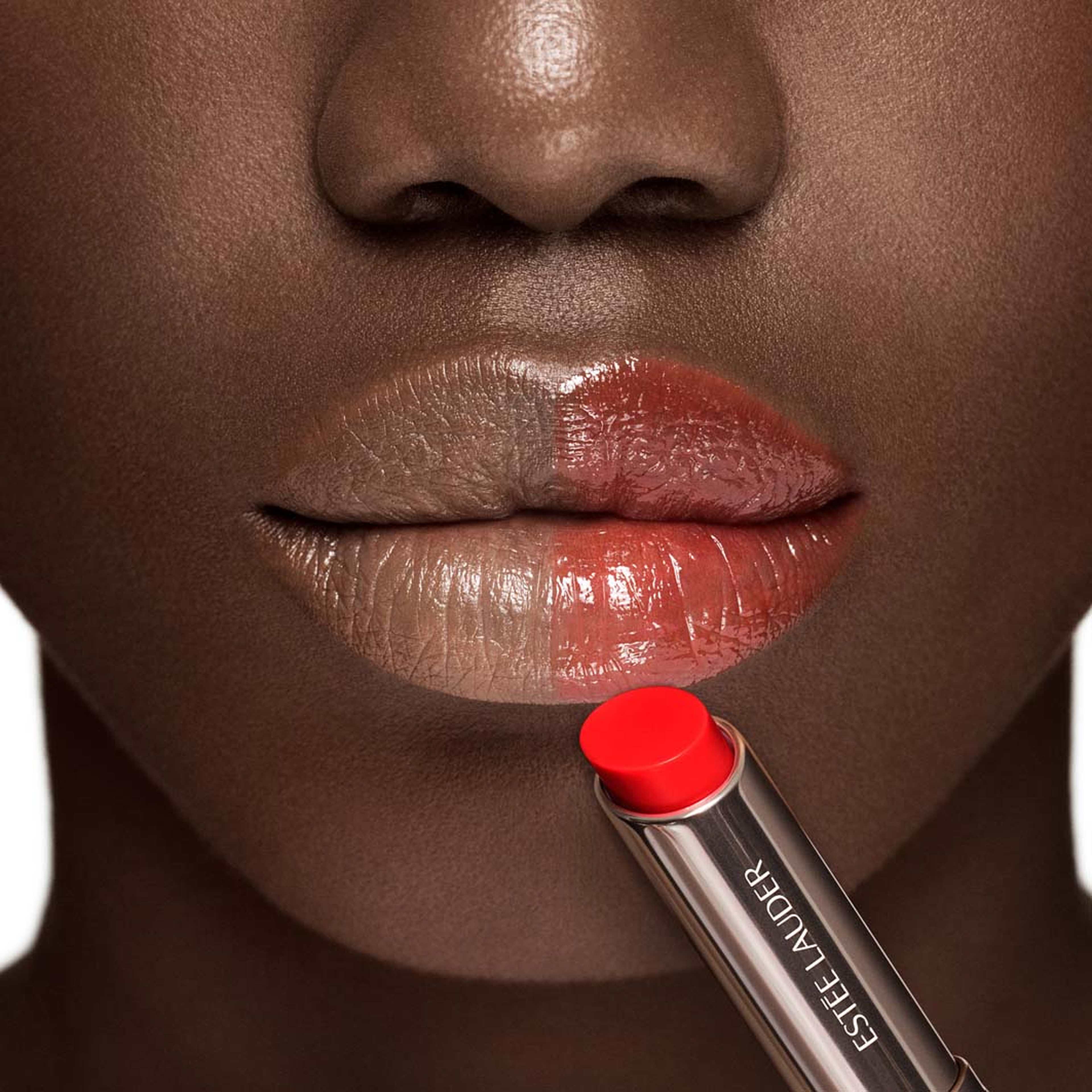 Futurist Hydraplump Lip Balm, från Estée Lauder, i färgen 701 Cherry Glow. Klicka för att öppna bilden i stort format