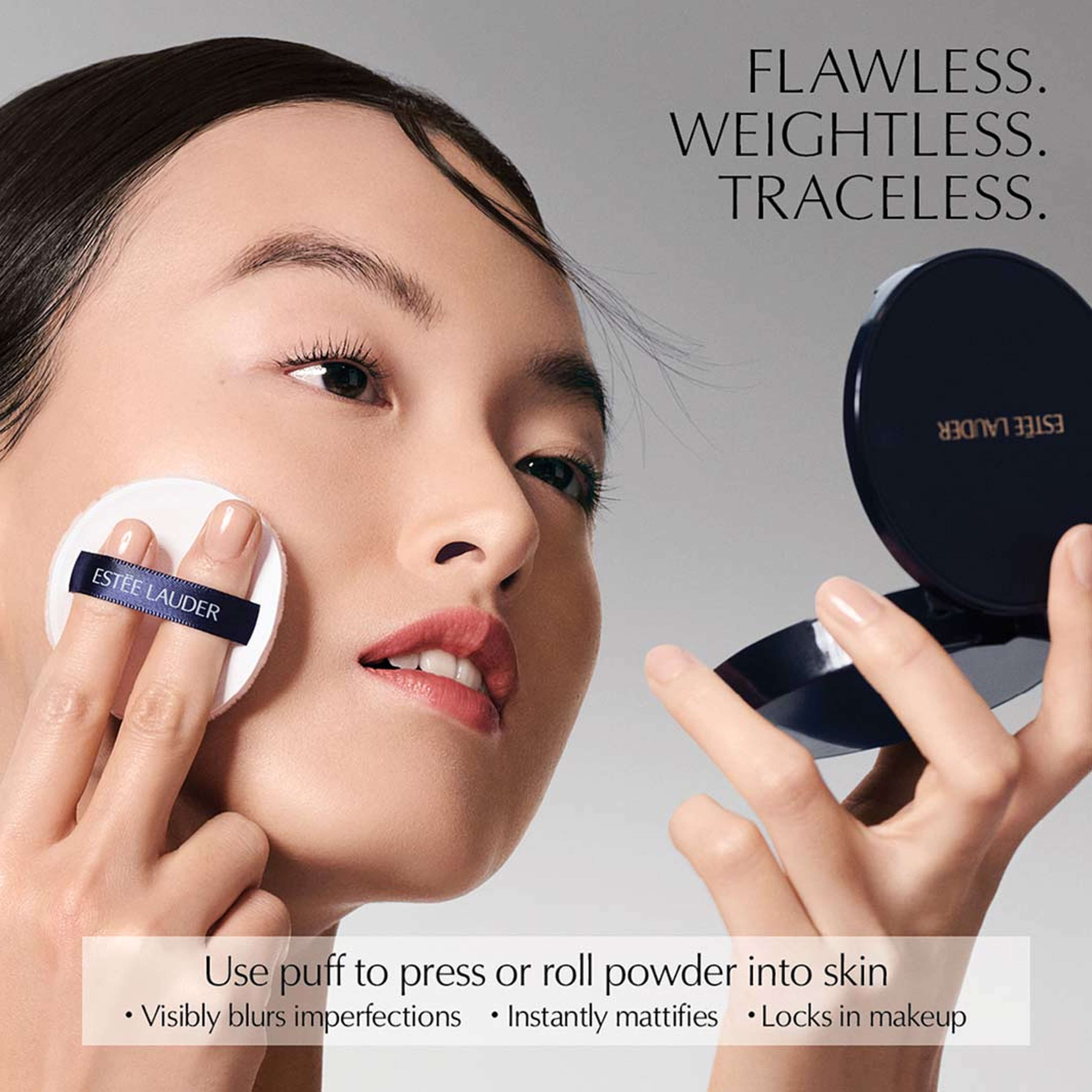 Double Wear Stay-In-Place Matte Setting Powder Veil, från Estée Lauder, i färgen Translucent Deep. Klicka för att öppna bilden i stort format