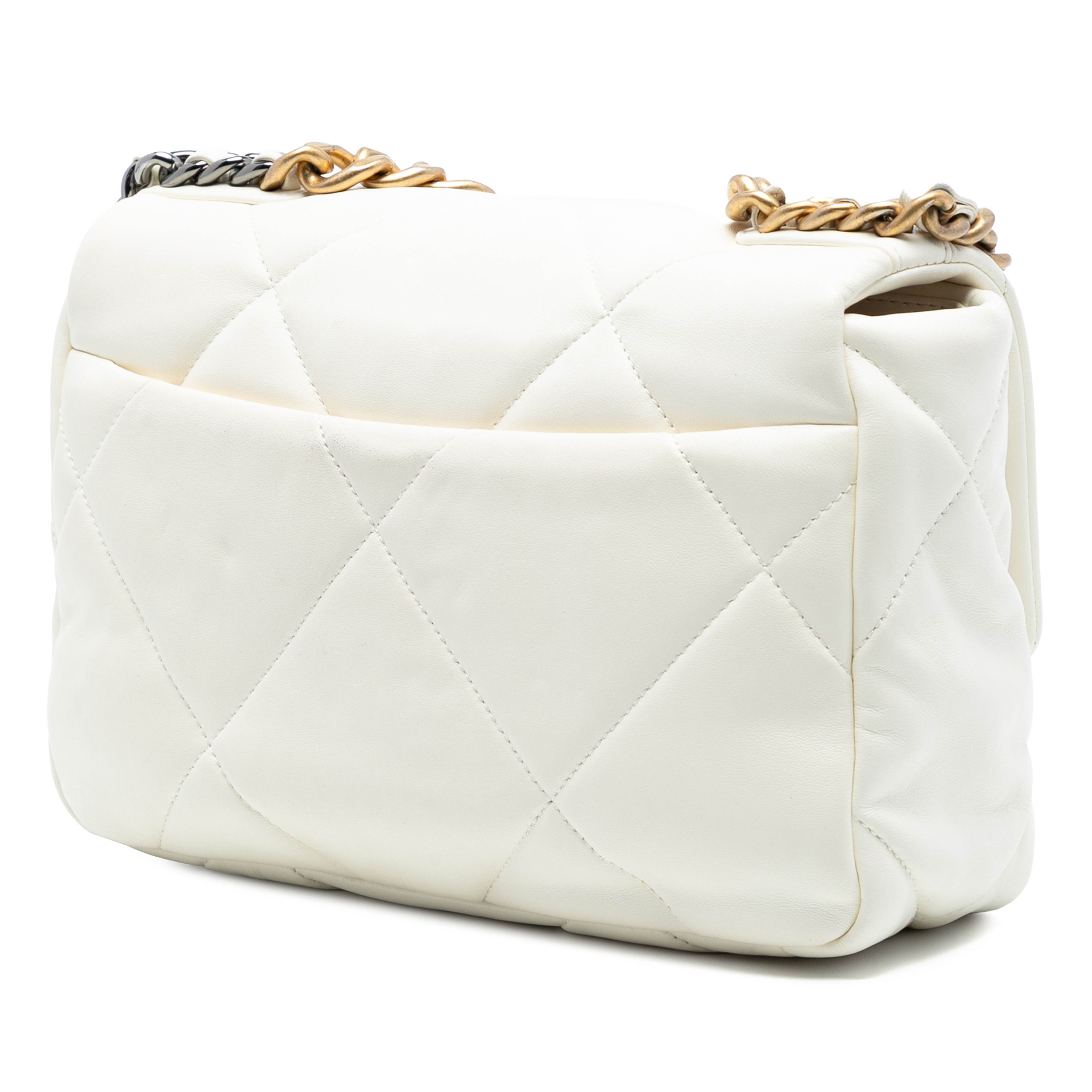 Chanel Medium Lambskin 19 Flap, från Luxclusif, i färgen white. Klicka för att öppna bilden i stort format