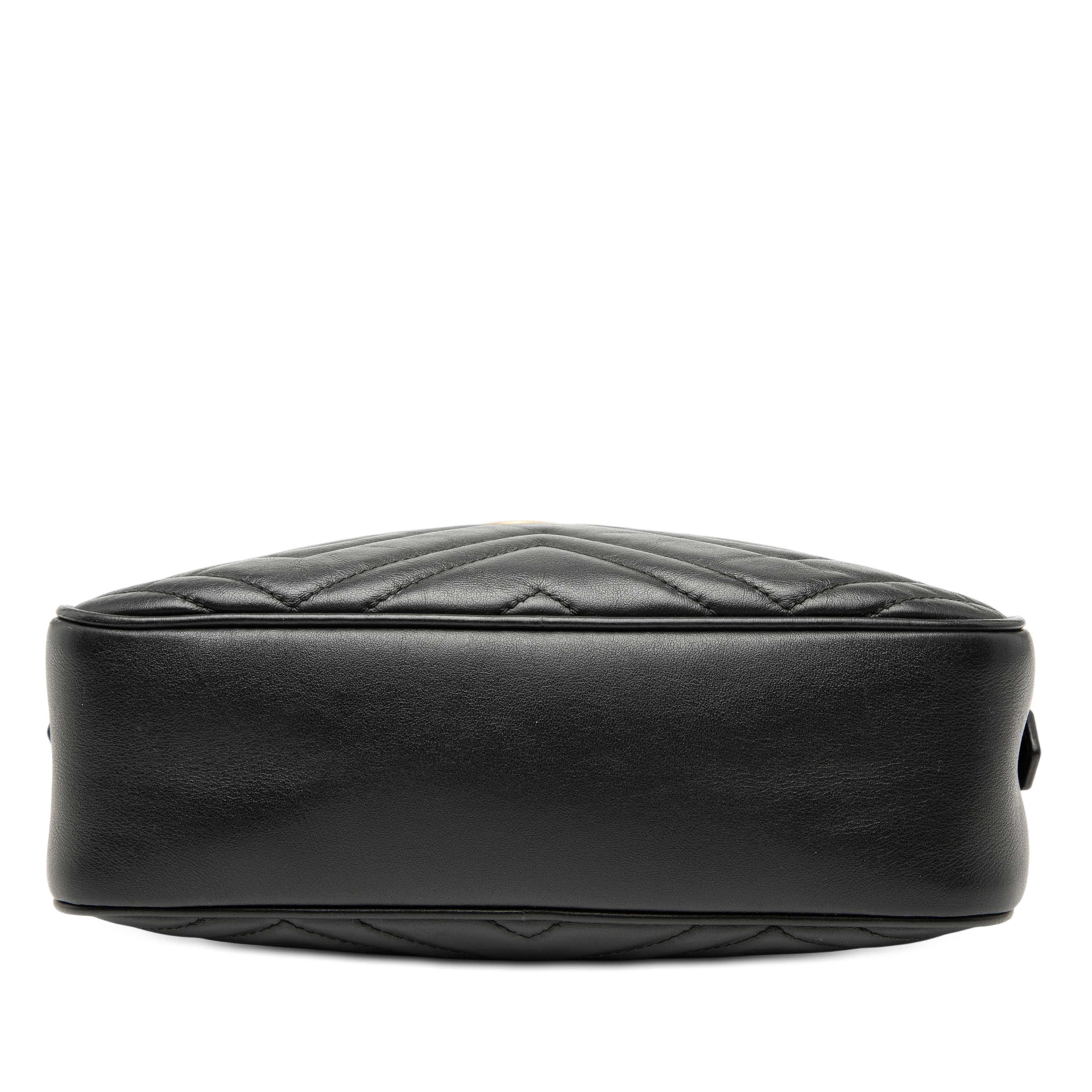 Gucci Small Gg Marmont Matelasse Leather Crossbody, från Luxclusif, i färgen black. Klicka för att öppna bilden i stort format