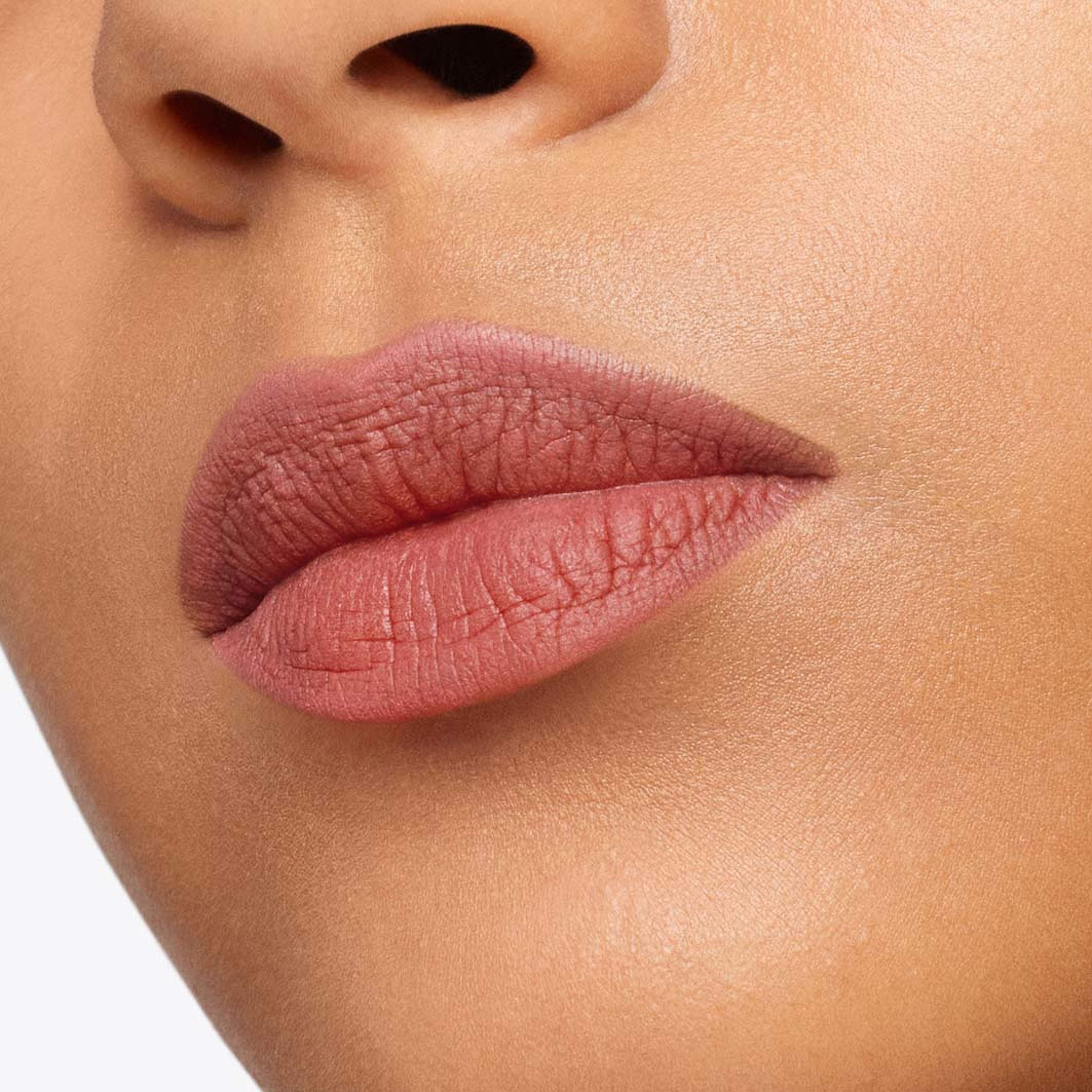 Liquid Lip Luxe Matte Lipstick, från Tom Ford, i färgen Burnt Peach. Klicka för att öppna bilden i stort format
