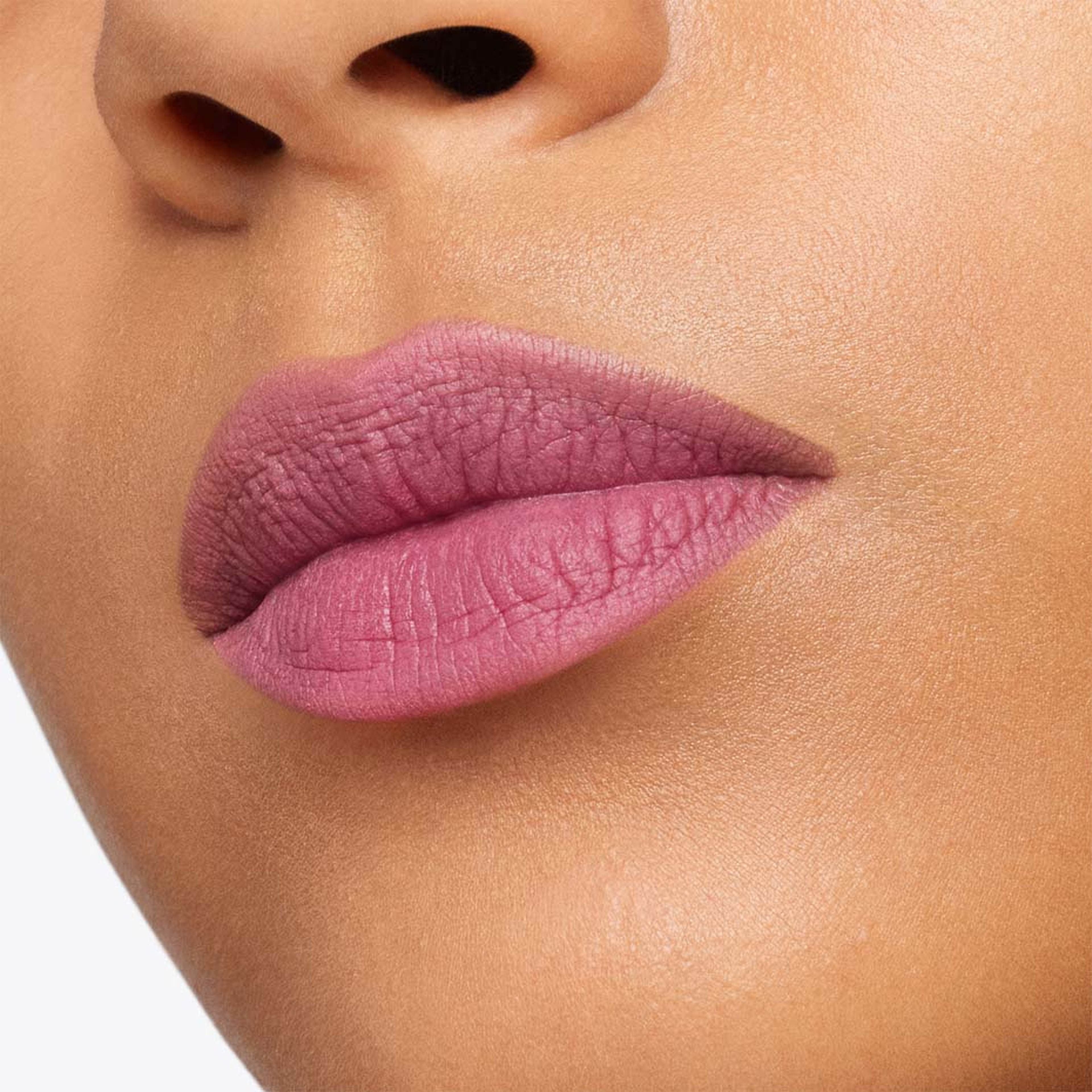 Liquid Lip Luxe Matte Lipstick, från Tom Ford, i färgen Casablanca. Klicka för att öppna bilden i stort format