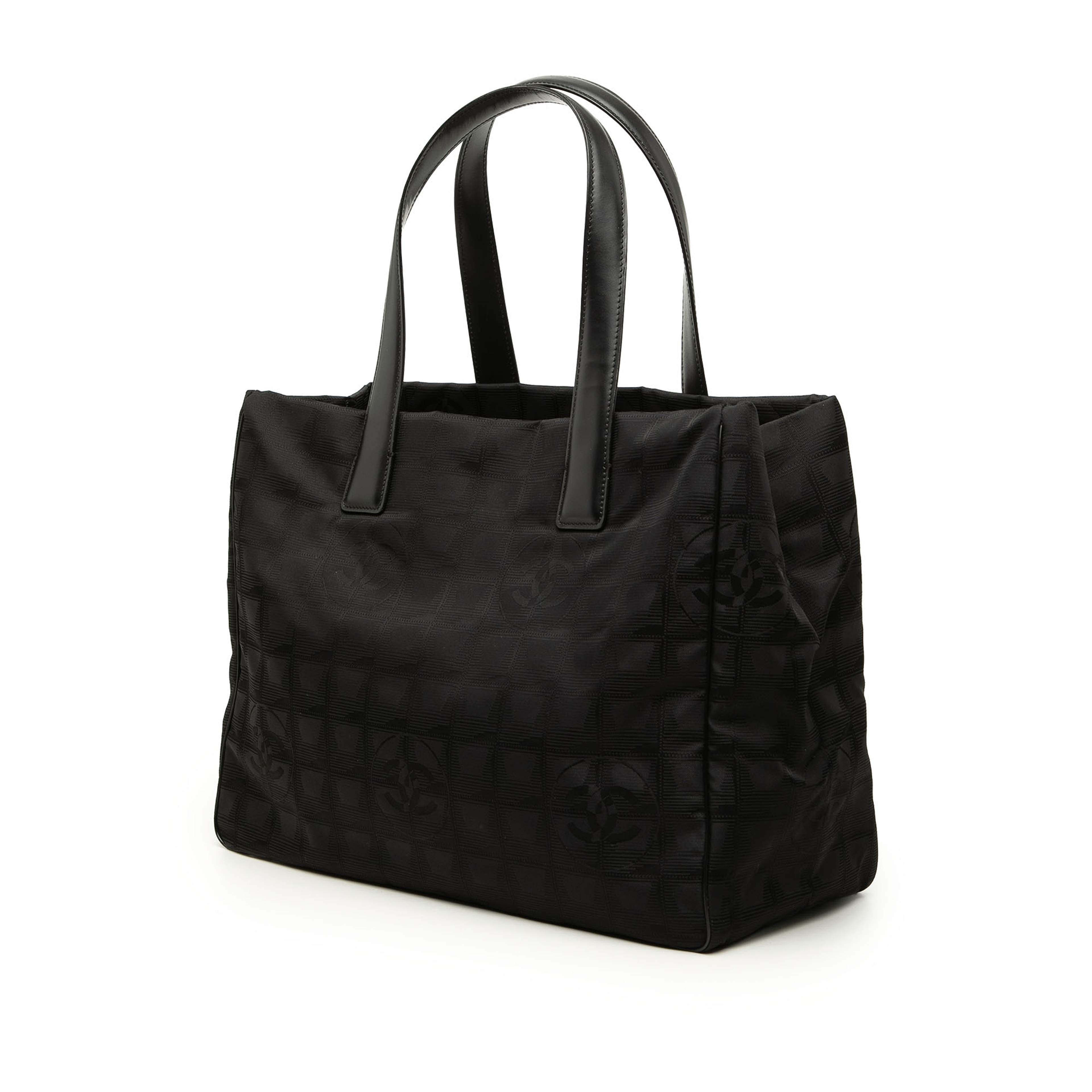 Chanel New Travel Line Nylon Tote, från Luxclusif, i färgen svart. Klicka för att öppna bilden i stort format