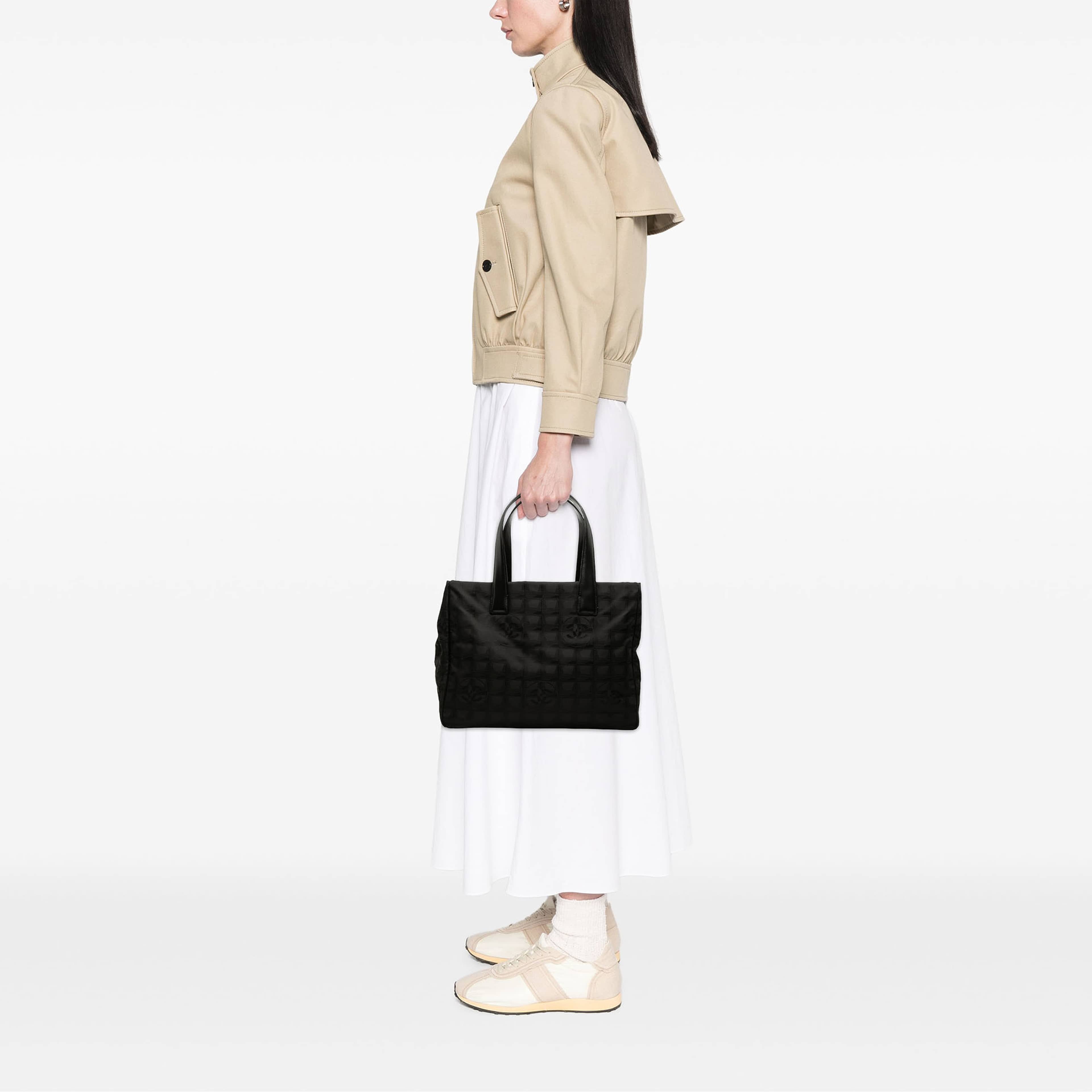 Chanel New Travel Line Nylon Tote, från Luxclusif, i färgen svart. Klicka för att öppna bilden i stort format