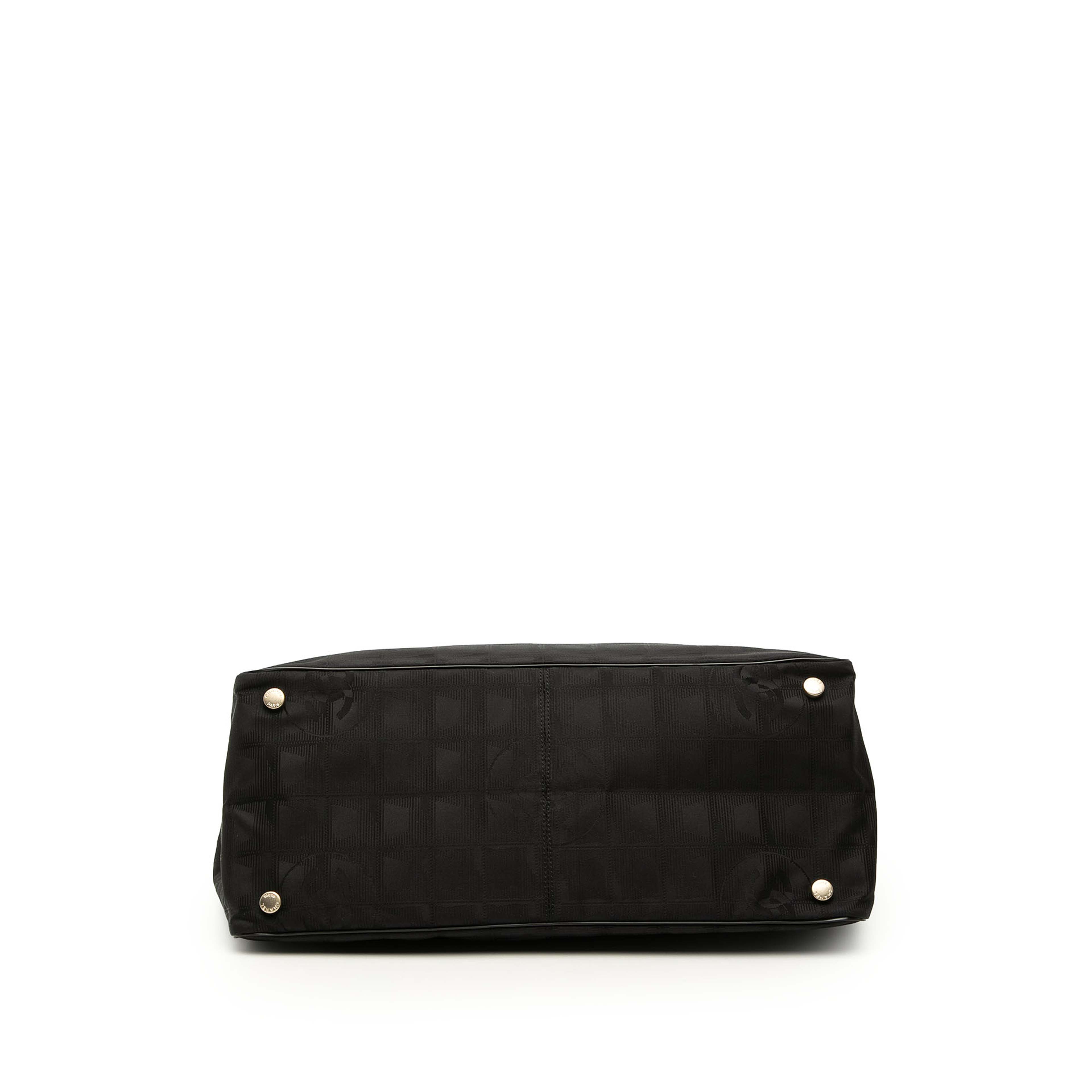 Chanel New Travel Line Nylon Tote, från Luxclusif, i färgen svart. Klicka för att öppna bilden i stort format