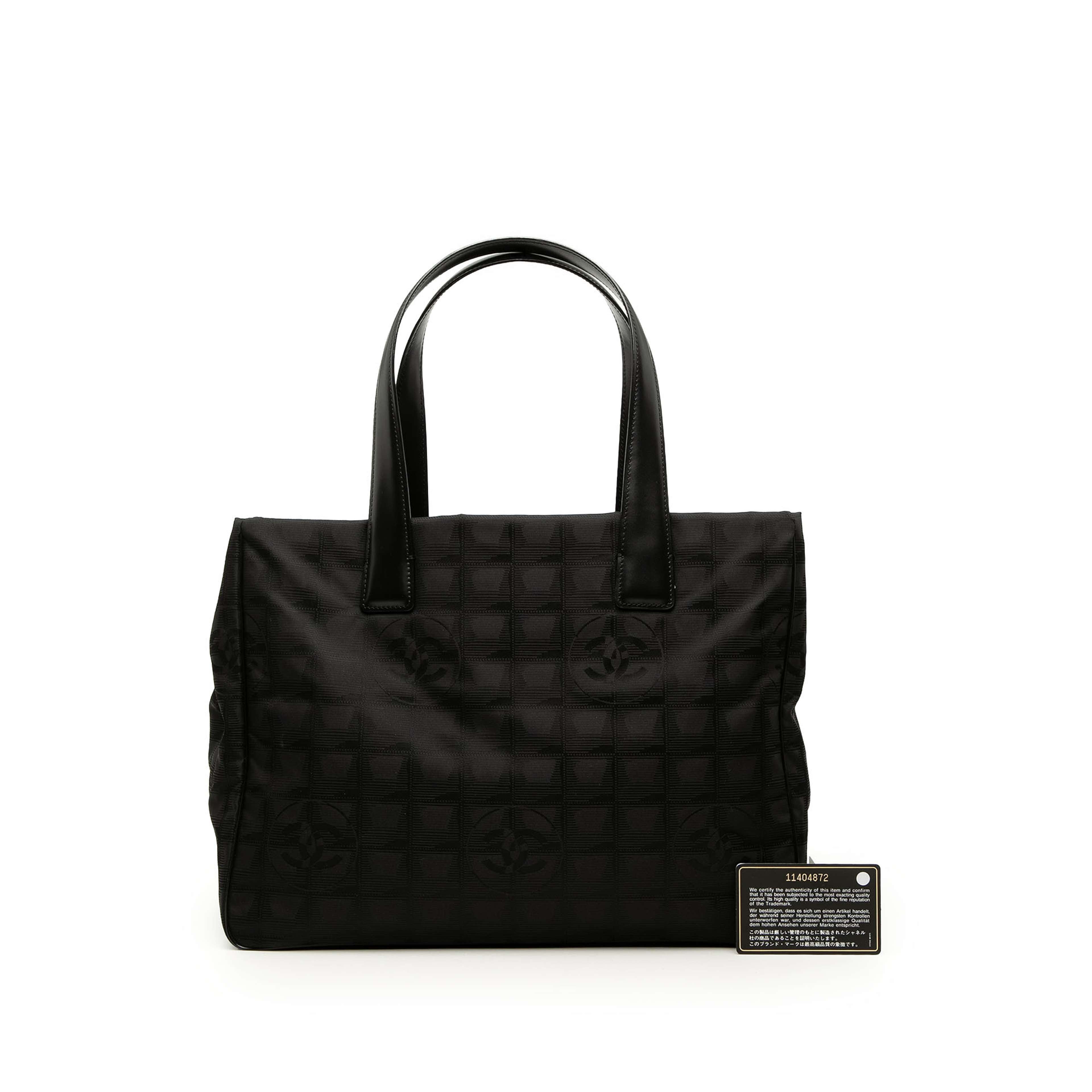 Chanel New Travel Line Nylon Tote, från Luxclusif, i färgen svart. Klicka för att öppna bilden i stort format