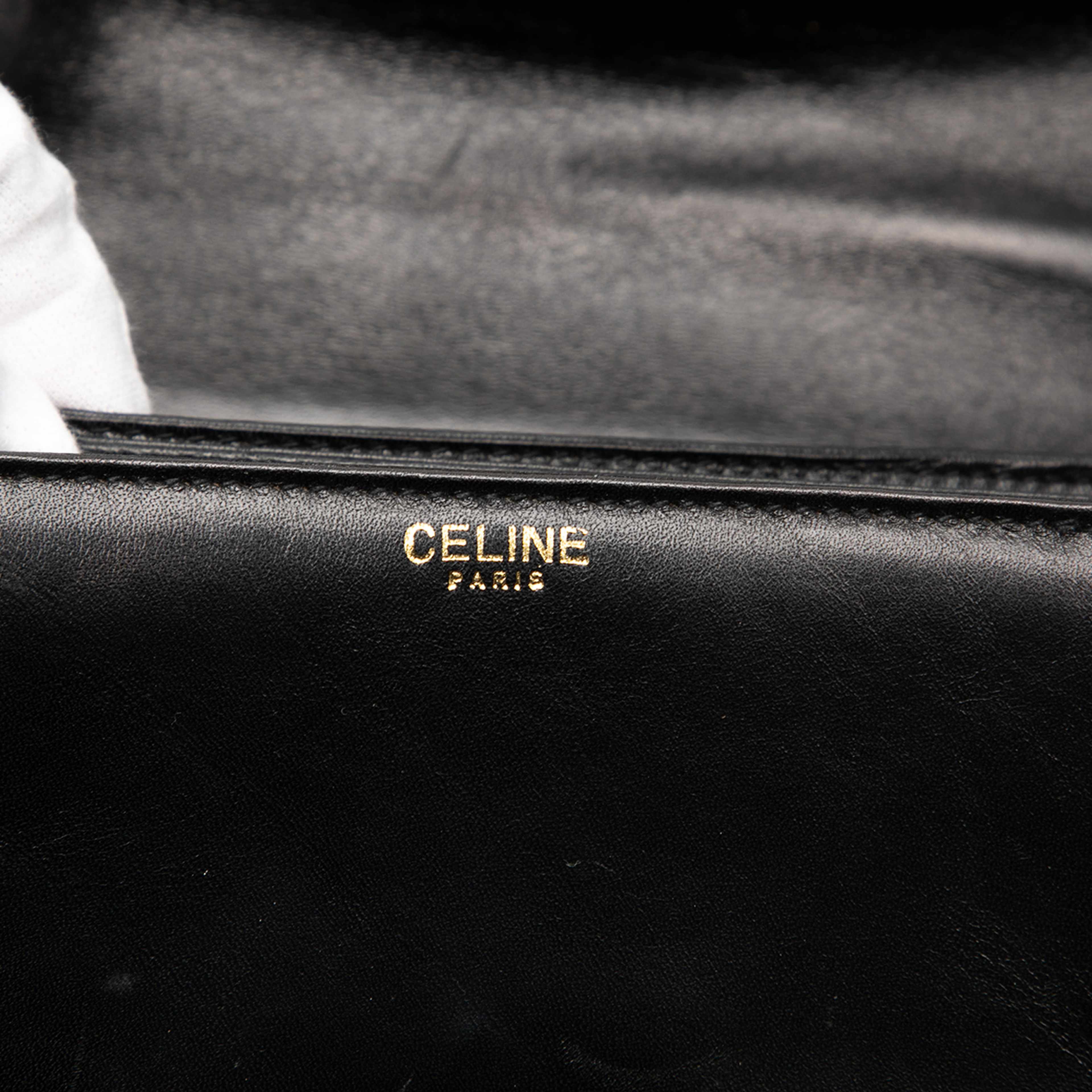 Celine Calfskin Horse Carriage Crossbody, från Luxclusif, i färgen black. Klicka för att öppna bilden i stort format