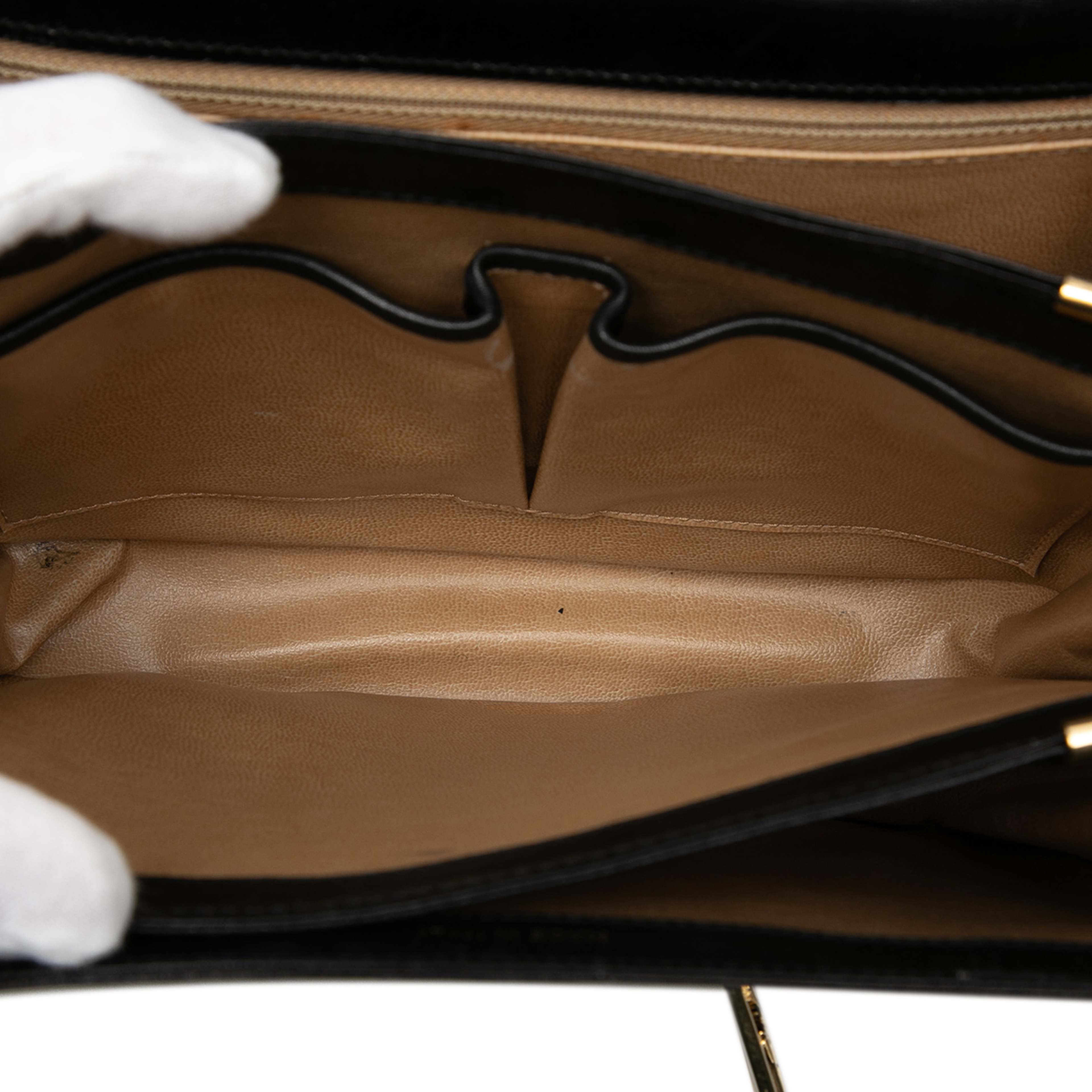 Celine Calfskin Horse Carriage Crossbody, från Luxclusif, i färgen black. Klicka för att öppna bilden i stort format