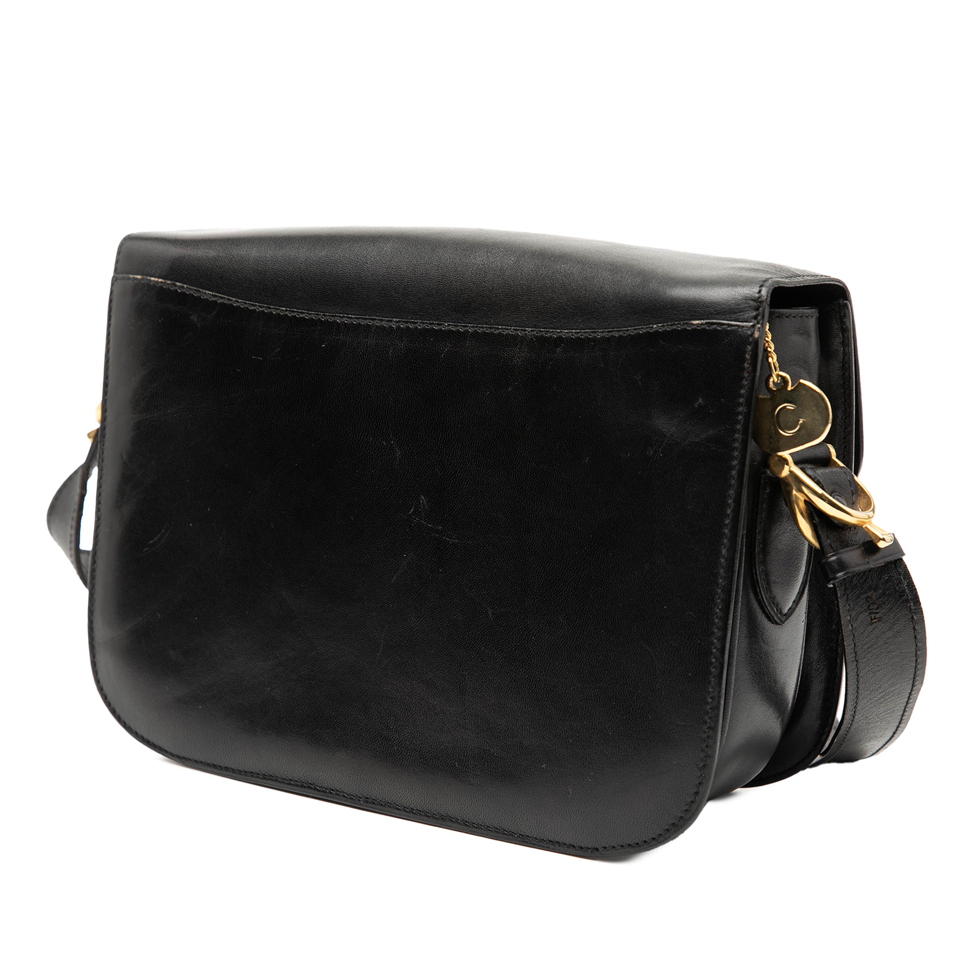 Celine Calfskin Horse Carriage Crossbody, från Luxclusif, i färgen black. Klicka för att öppna bilden i stort format
