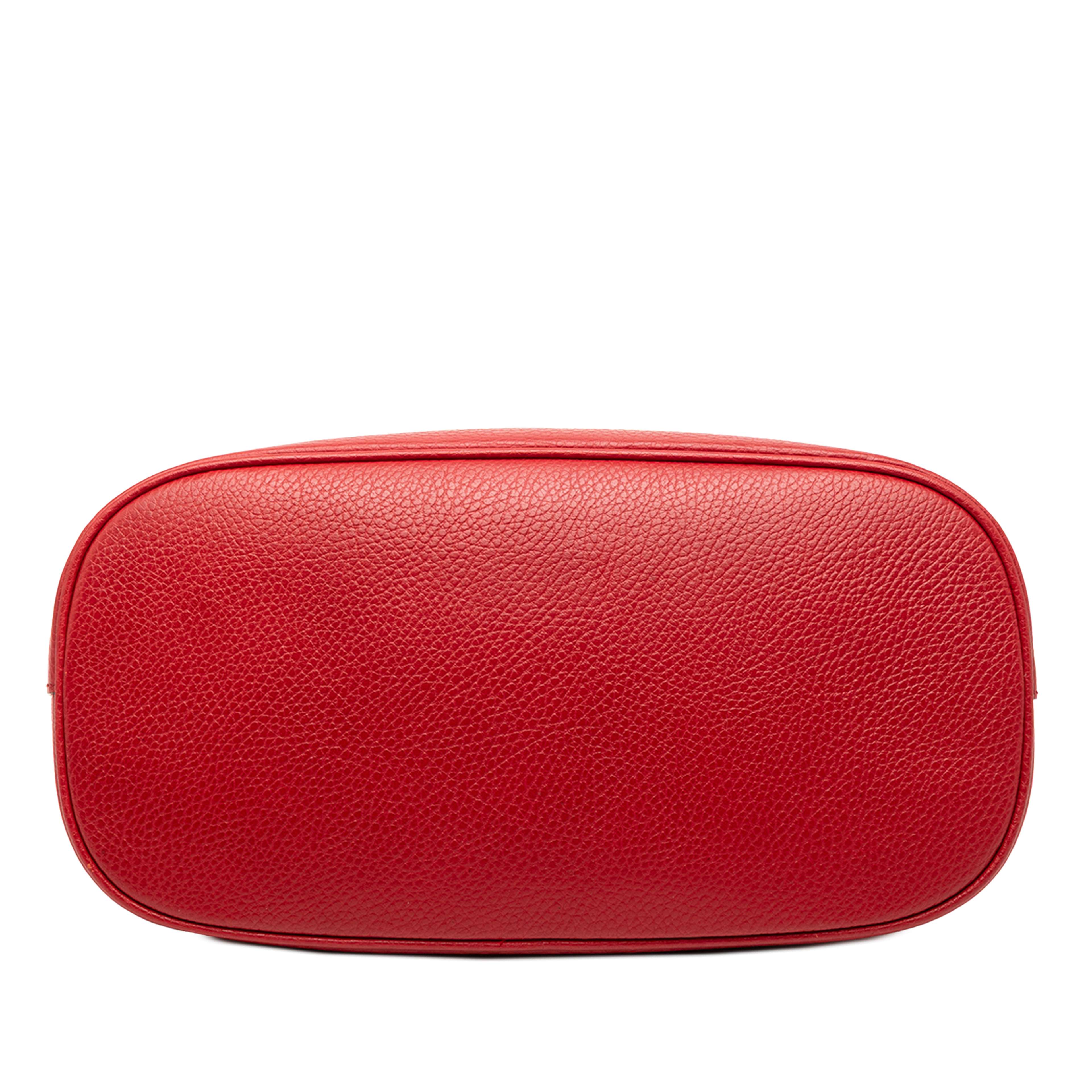 Gucci Small Dollar Calfskin Gg Charm Dome Satchel, från Luxclusif, i färgen red. Klicka för att öppna bilden i stort format