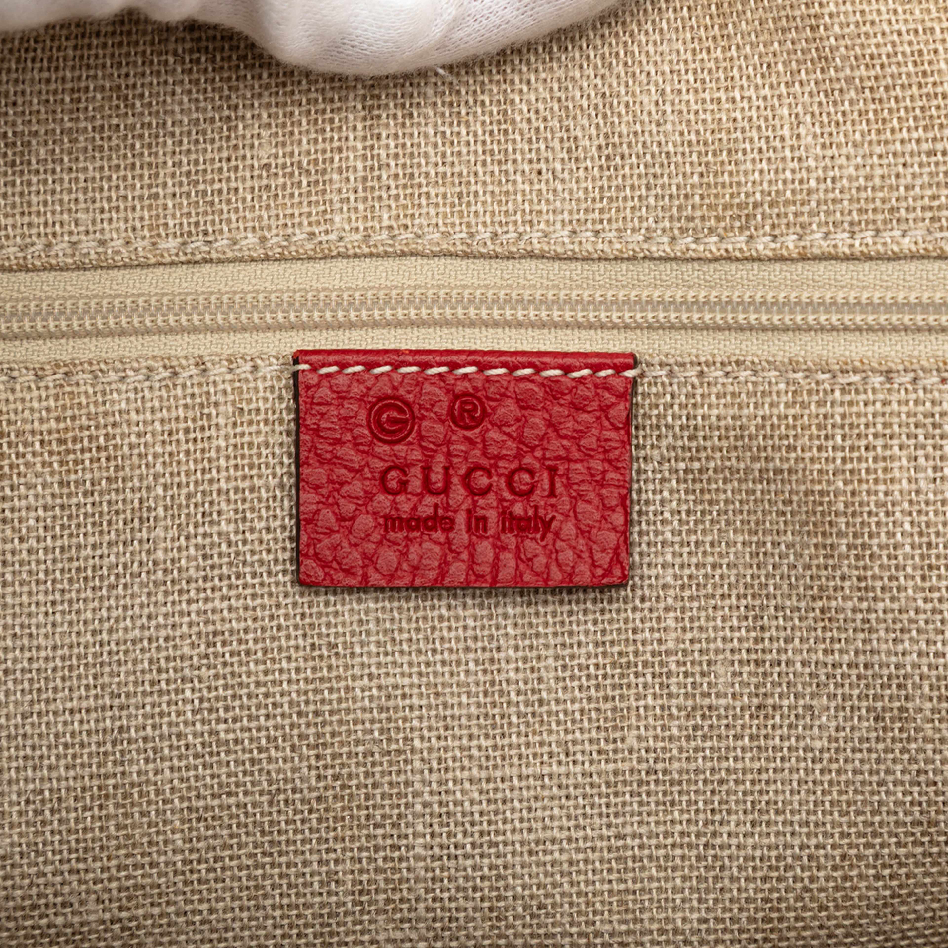 Gucci Small Dollar Calfskin Gg Charm Dome Satchel, från Luxclusif, i färgen red. Klicka för att öppna bilden i stort format