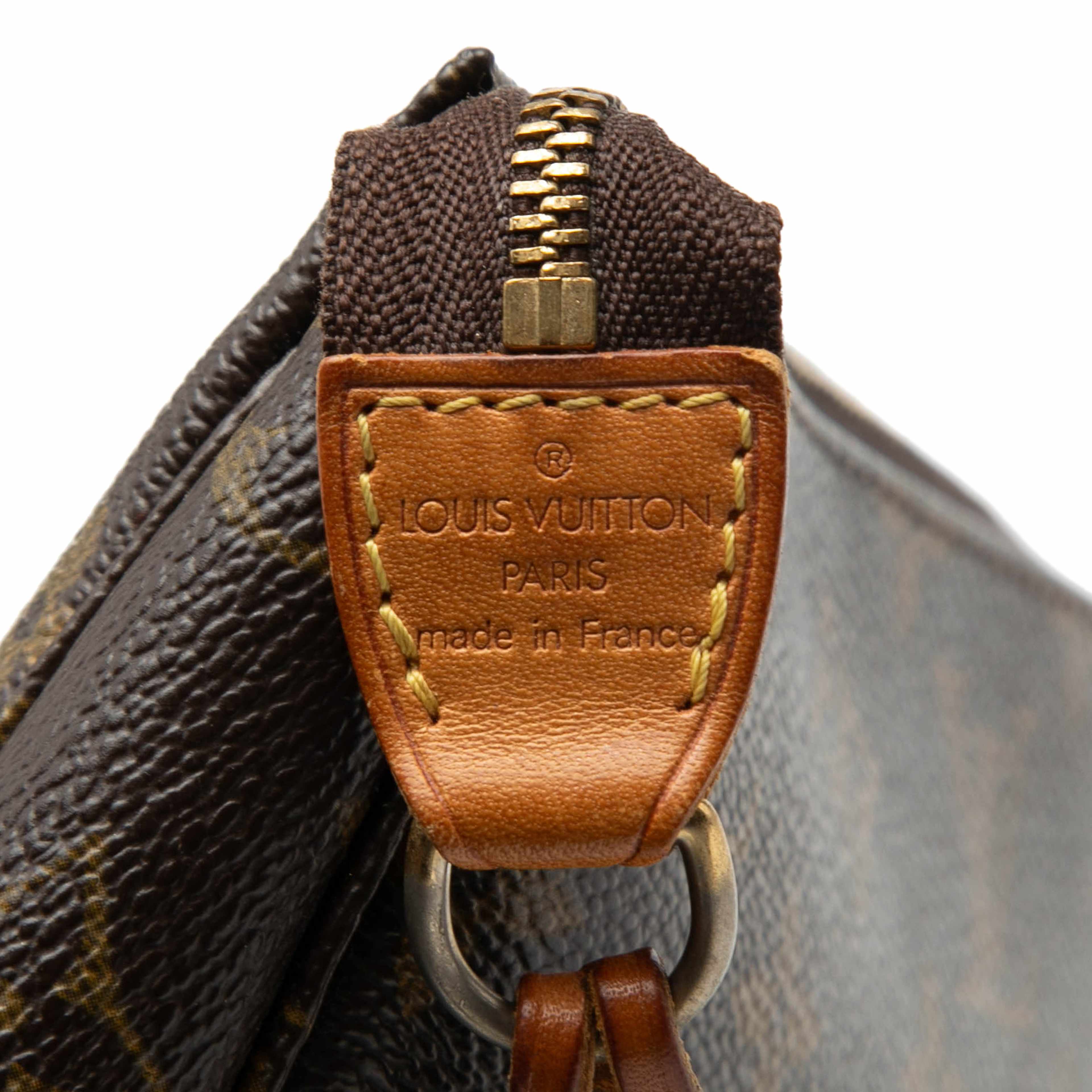 Louis Vuitton Monogram Pochette Accessoires, från Luxclusif, i färgen brown. Klicka för att öppna bilden i stort format