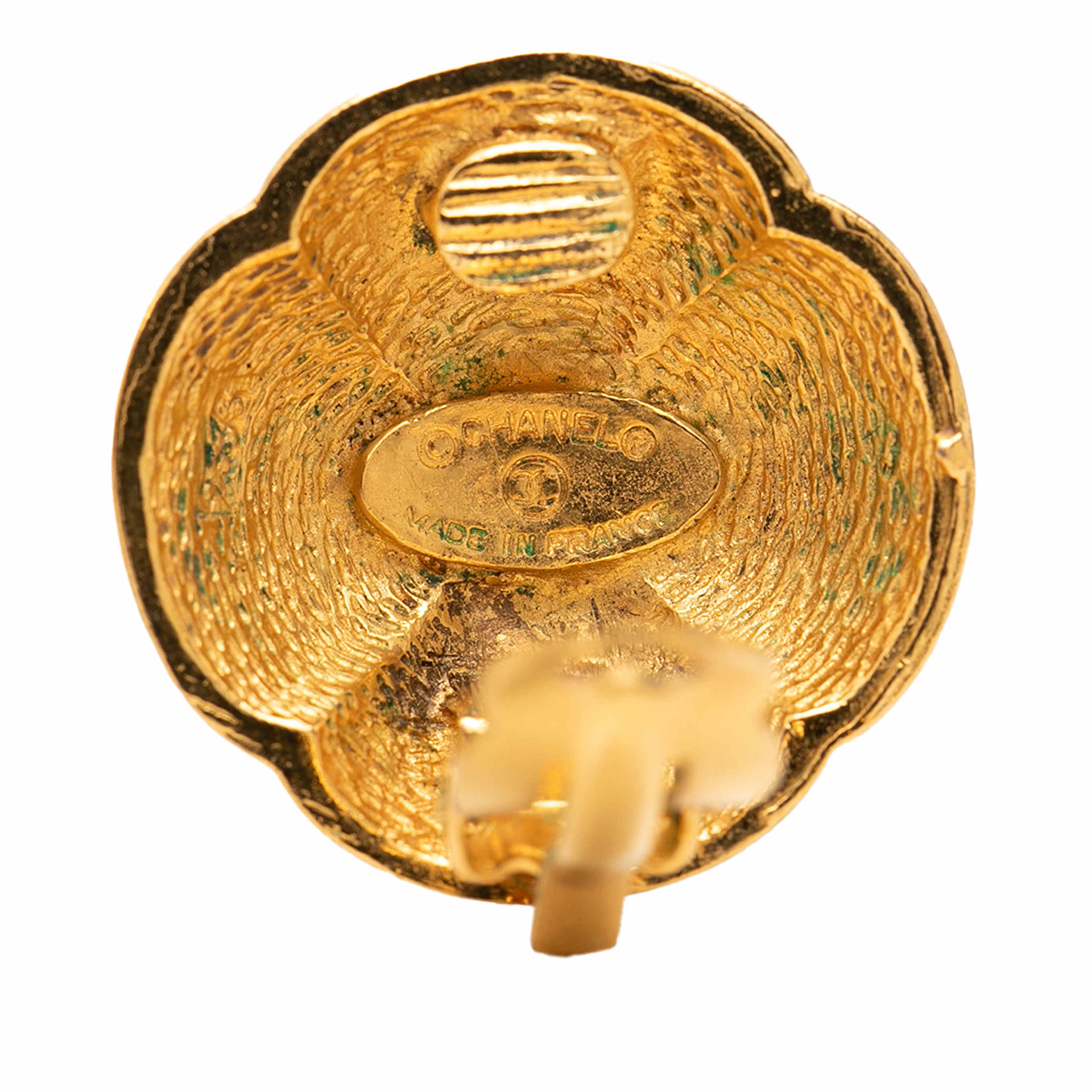 Chanel Cc Gold Plated Camelia Dome Clip On Earrings, från Luxclusif, i färgen guld. Klicka för att öppna bilden i stort format