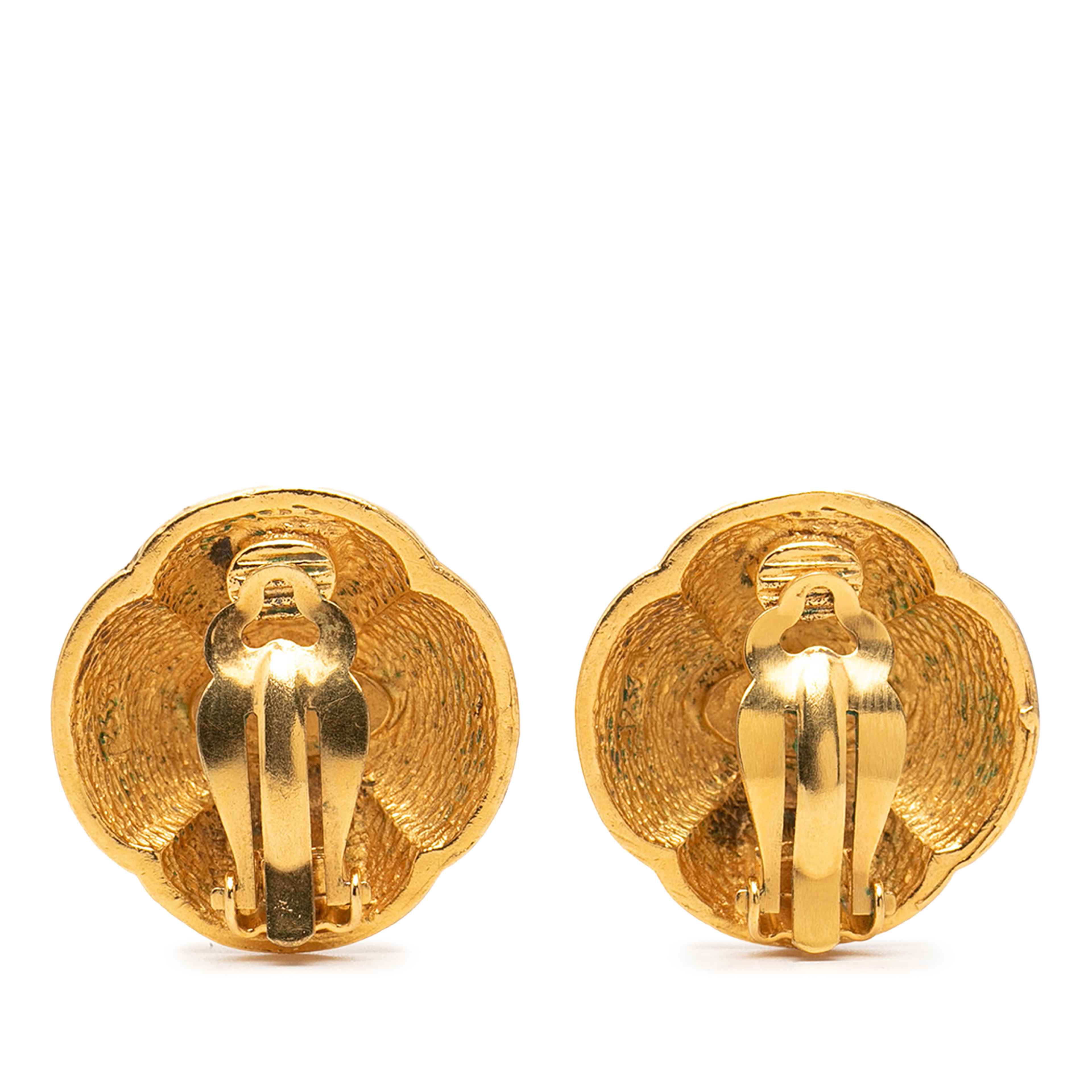 Chanel Cc Gold Plated Camelia Dome Clip On Earrings, från Luxclusif, i färgen gold. Klicka för att öppna bilden i stort format