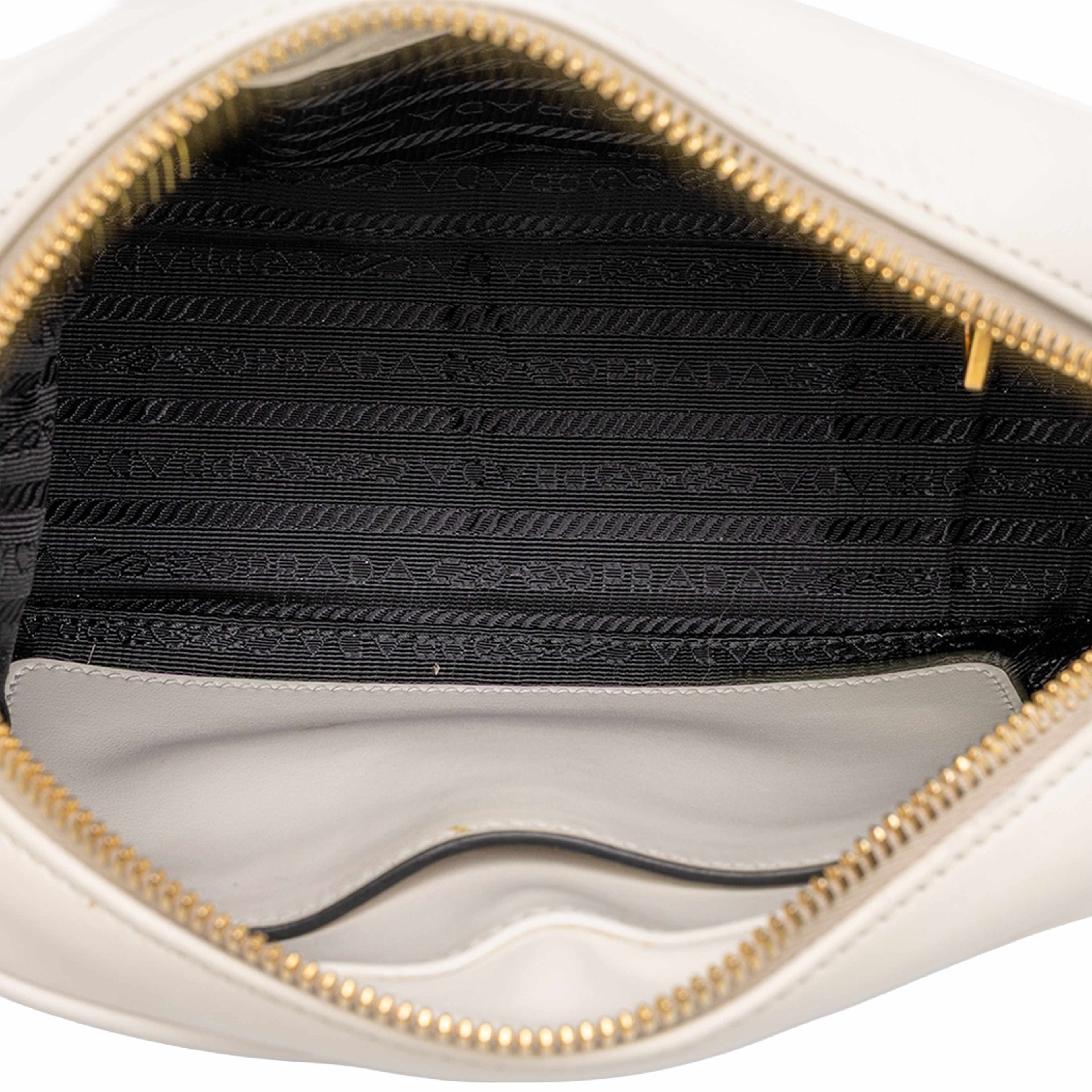 Prada City Calf Mirage Camera Bag, från Luxclusif, i färgen vit. Klicka för att öppna bilden i stort format