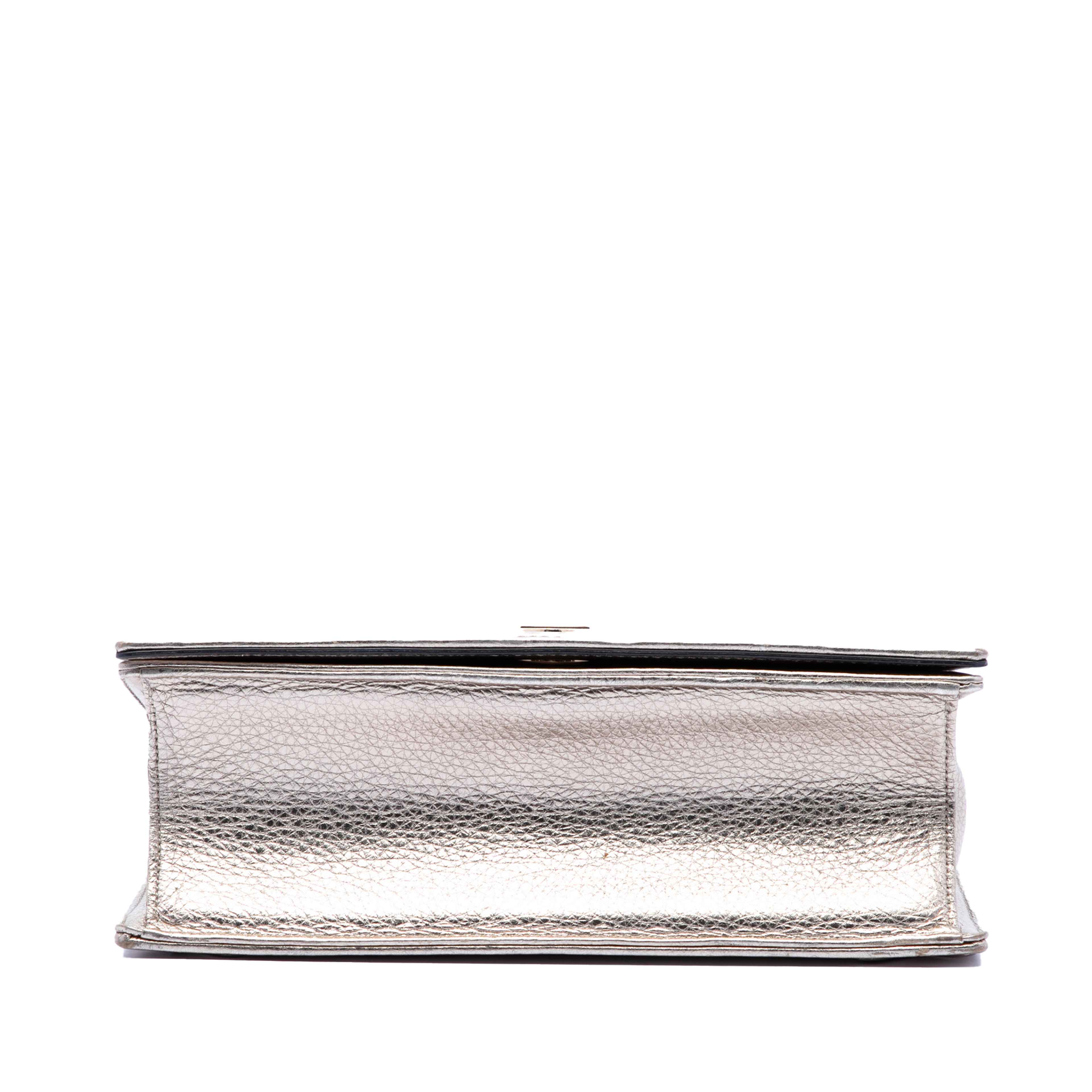 Dior Medium Metallic Calfskin Diorama Flap, från Luxclusif, i färgen silver. Klicka för att öppna bilden i stort format