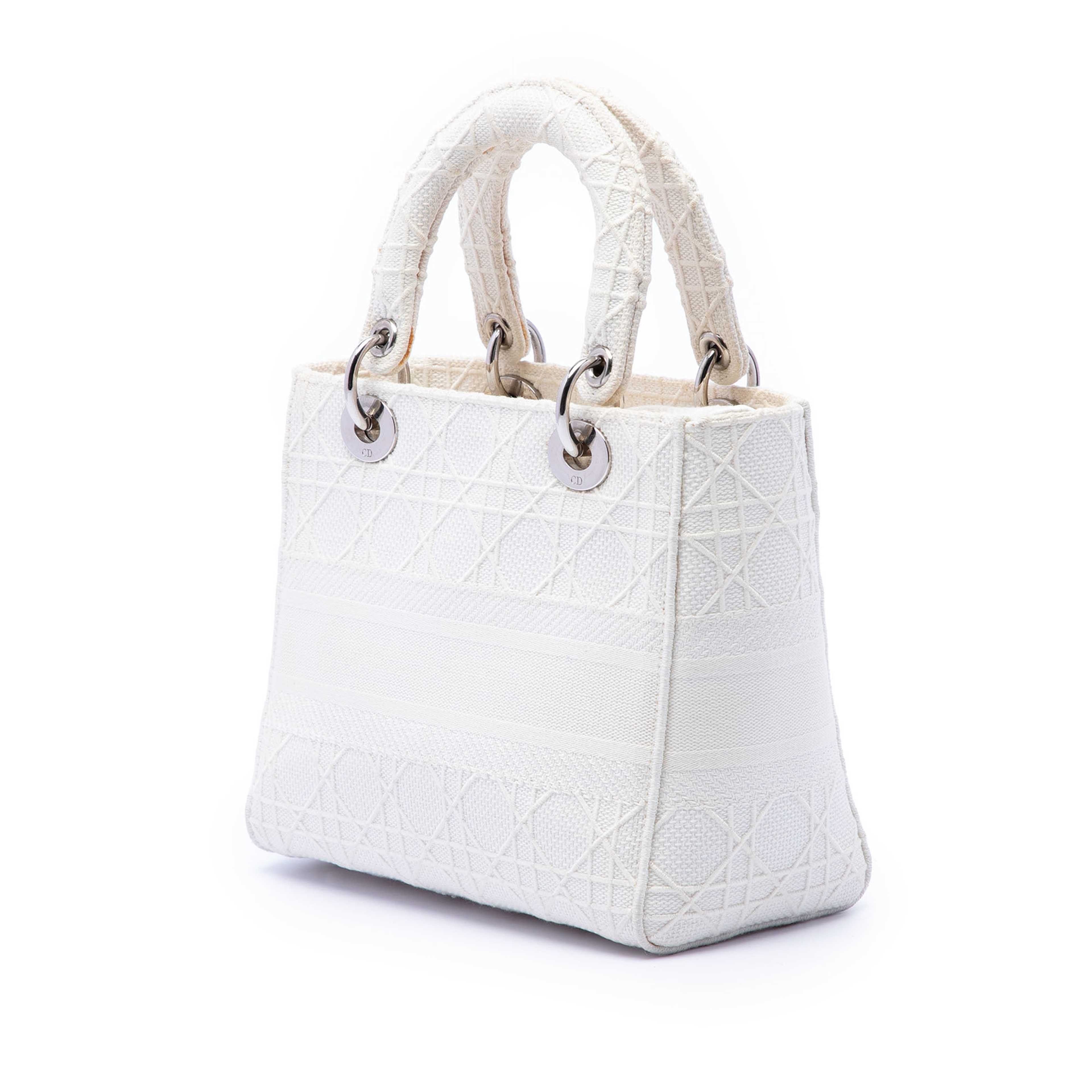 Dior Medium Canvas Cannage Lady D Lite, från Luxclusif, i färgen vit. Klicka för att öppna bilden i stort format