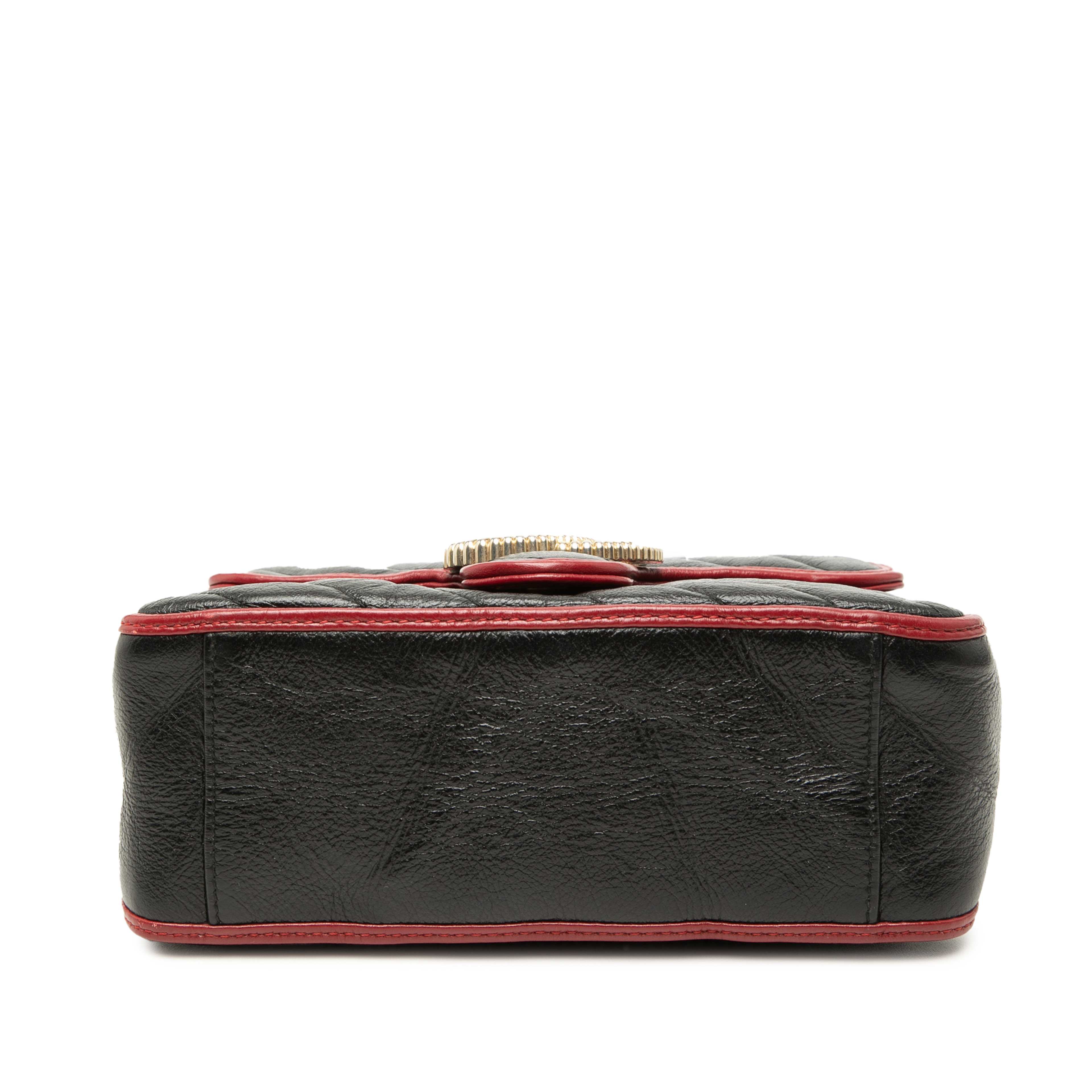 Gucci Mini Gg Marmont Matelasse Calfskin Torchon Top Handle Bag, från Luxclusif, i färgen black. Klicka för att öppna bilden i stort format