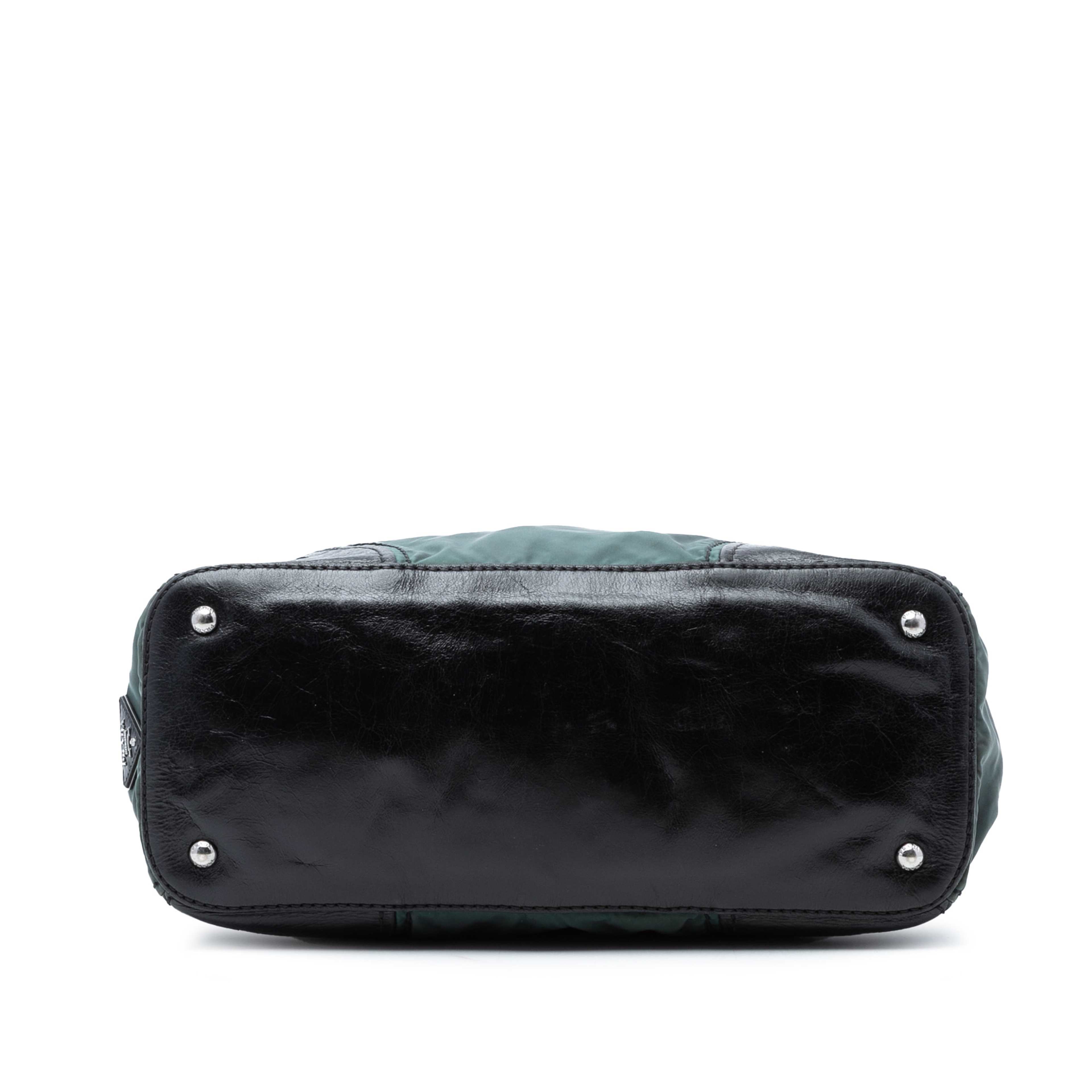 Prada Tessuto Push Lock Convertible Tote, från Luxclusif, i färgen dark green. Klicka för att öppna bilden i stort format