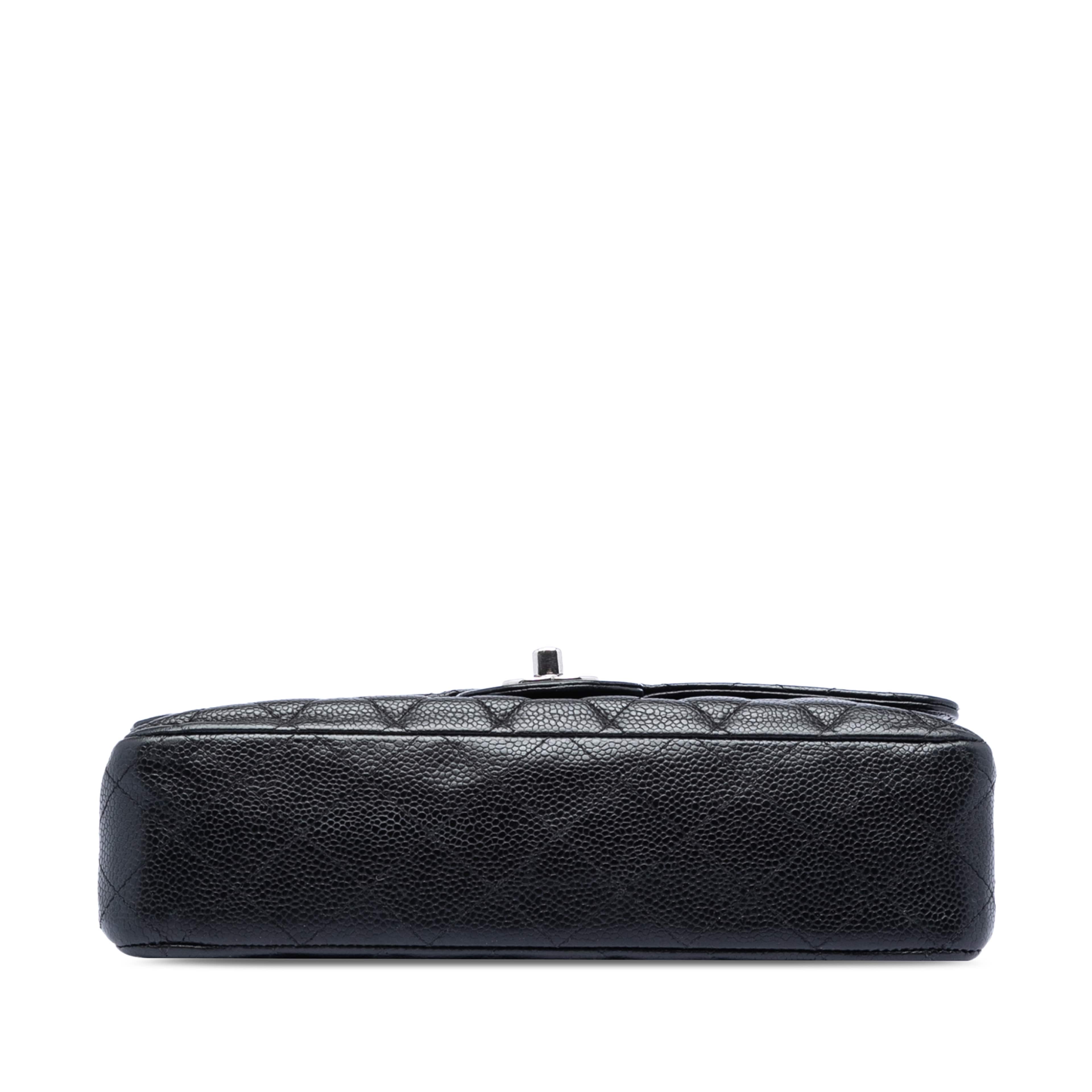 Chanel Medium Classic Caviar Double Flap, från Luxclusif, i färgen black. Klicka för att öppna bilden i stort format