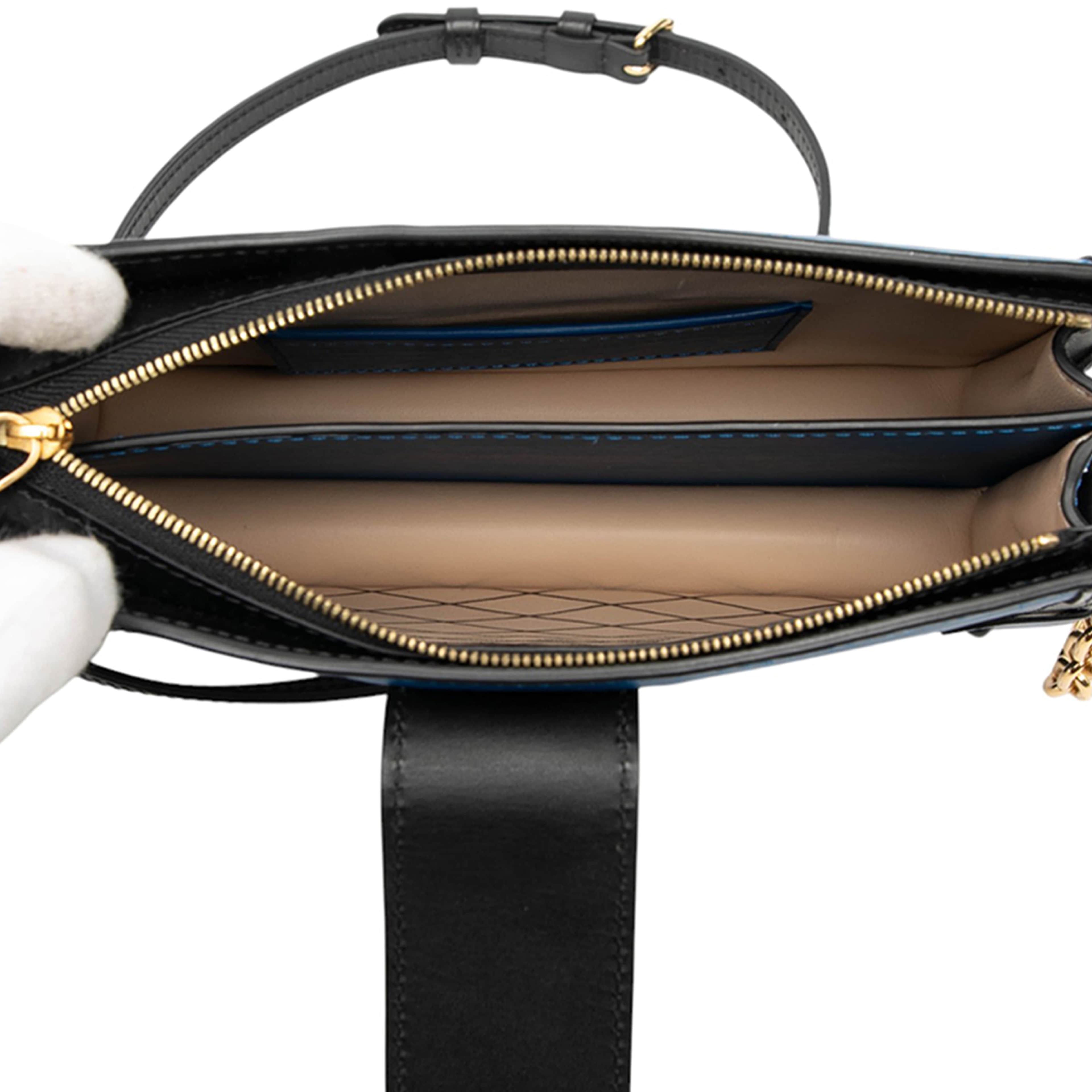 Louis Vuitton Epi Trunk Clutch, från Luxclusif, i färgen blue. Klicka för att öppna bilden i stort format