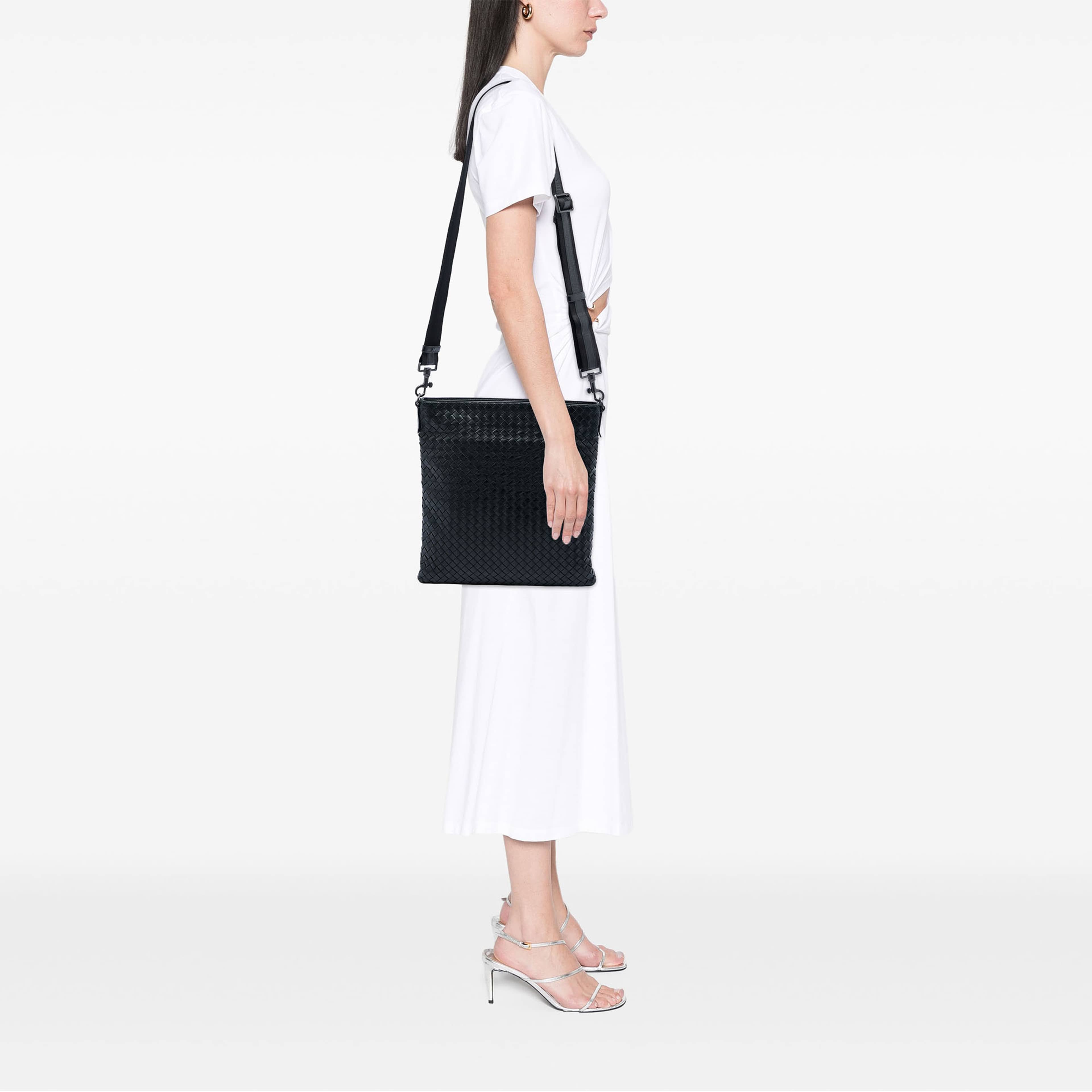 Bottega Veneta Nappa Intrecciato Vn Crossbody, från Luxclusif, i färgen svart. Klicka för att öppna bilden i stort format