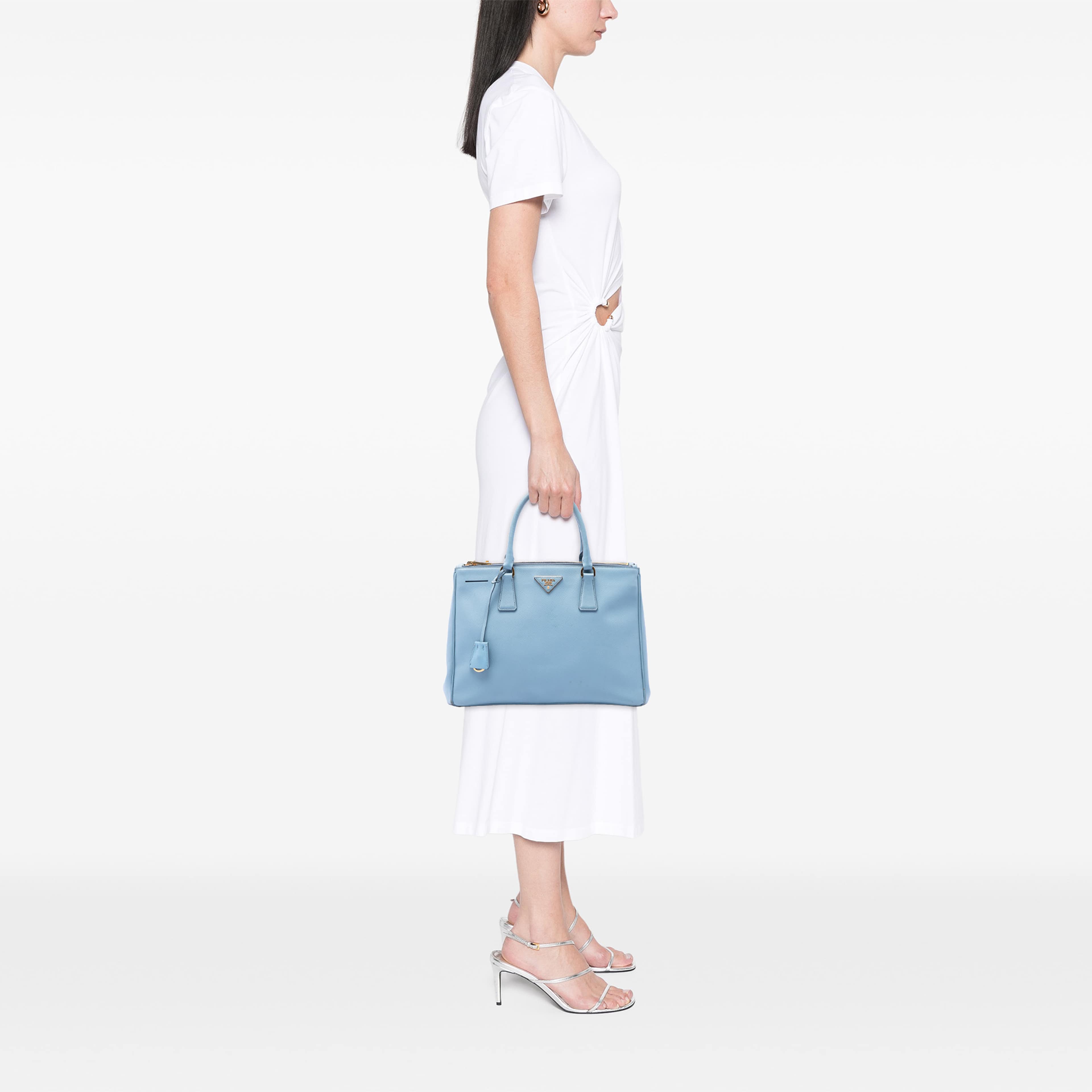 Prada Medium Saffiano Lux Galleria Double Zip Satchel, från Luxclusif, i färgen blå. Klicka för att öppna bilden i stort format