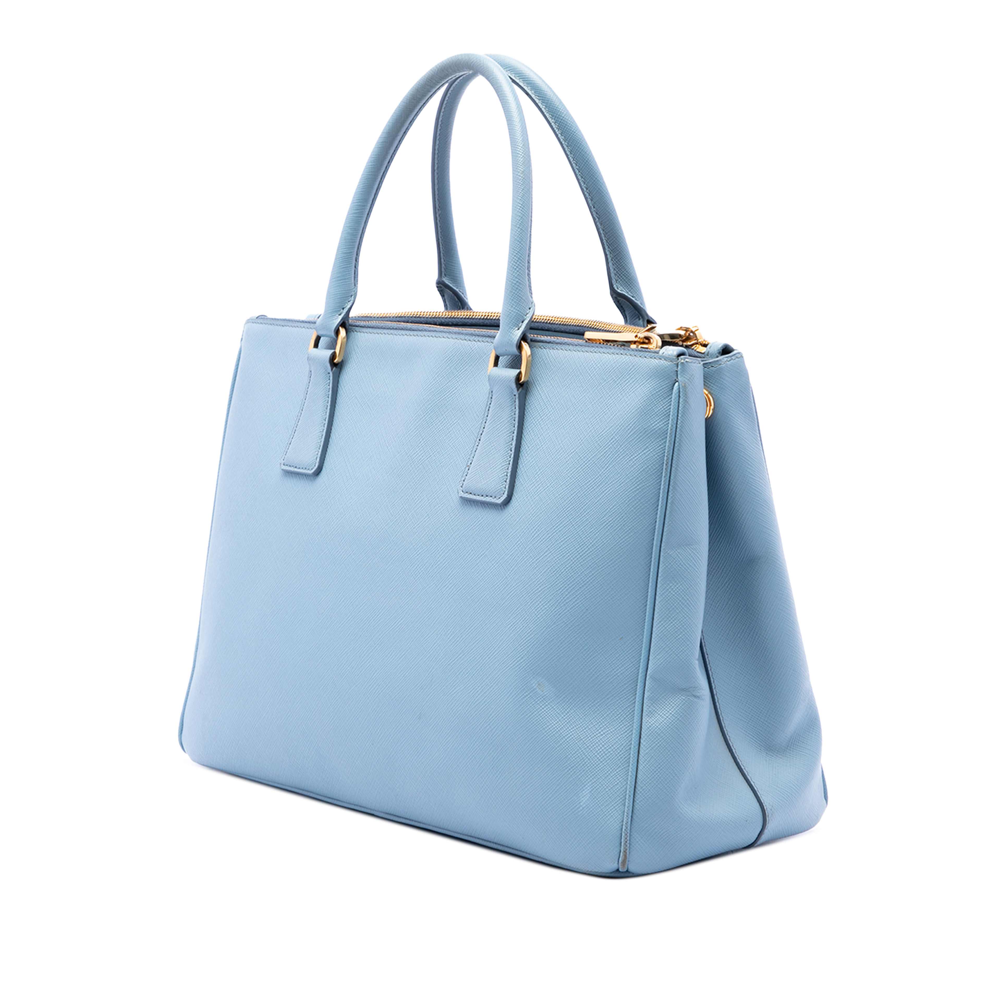 Prada Medium Saffiano Lux Galleria Double Zip Satchel, från Luxclusif, i färgen blå. Klicka för att öppna bilden i stort format