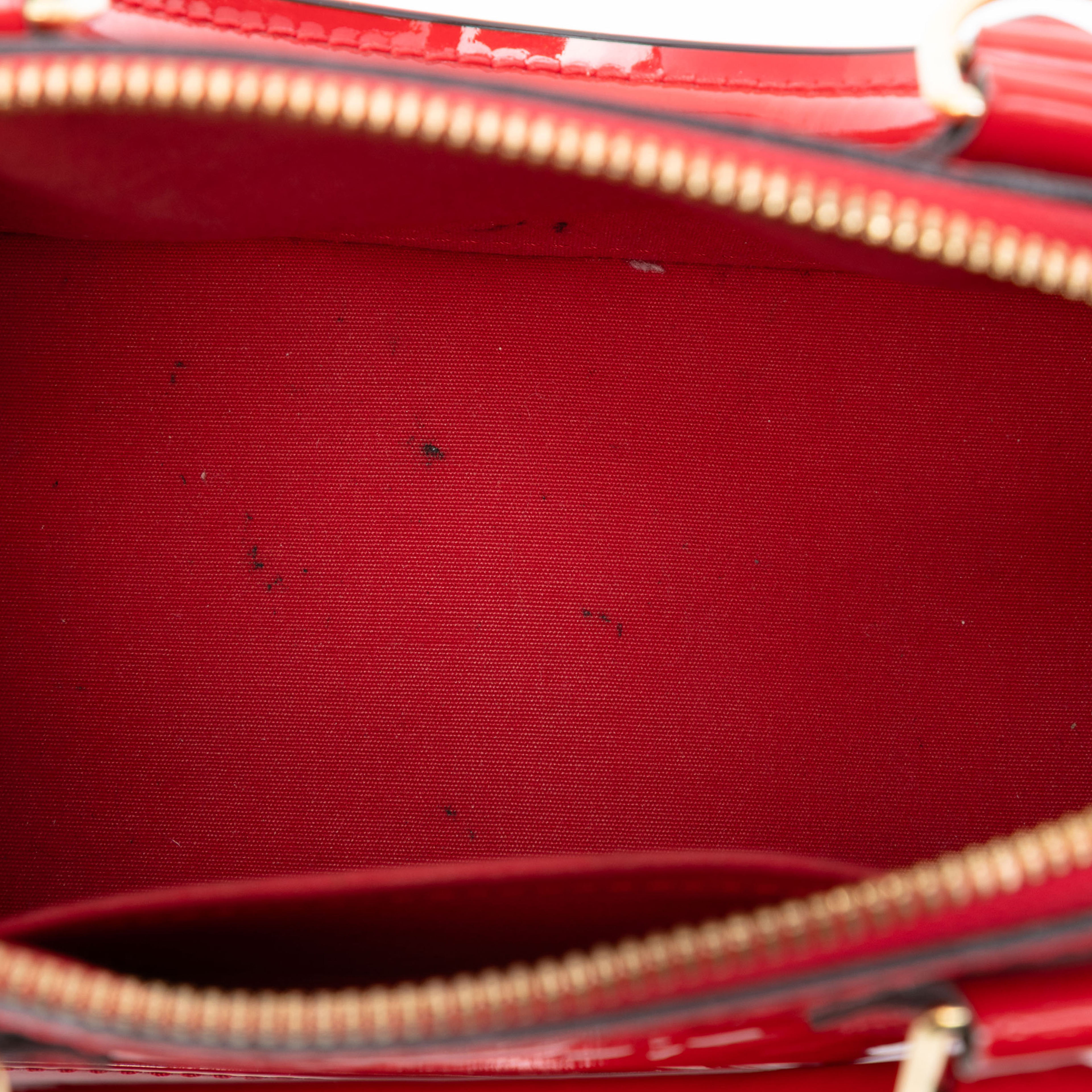 Louis Vuitton Monogram Vernis Alma Bb, från Luxclusif, i färgen red. Klicka för att öppna bilden i stort format