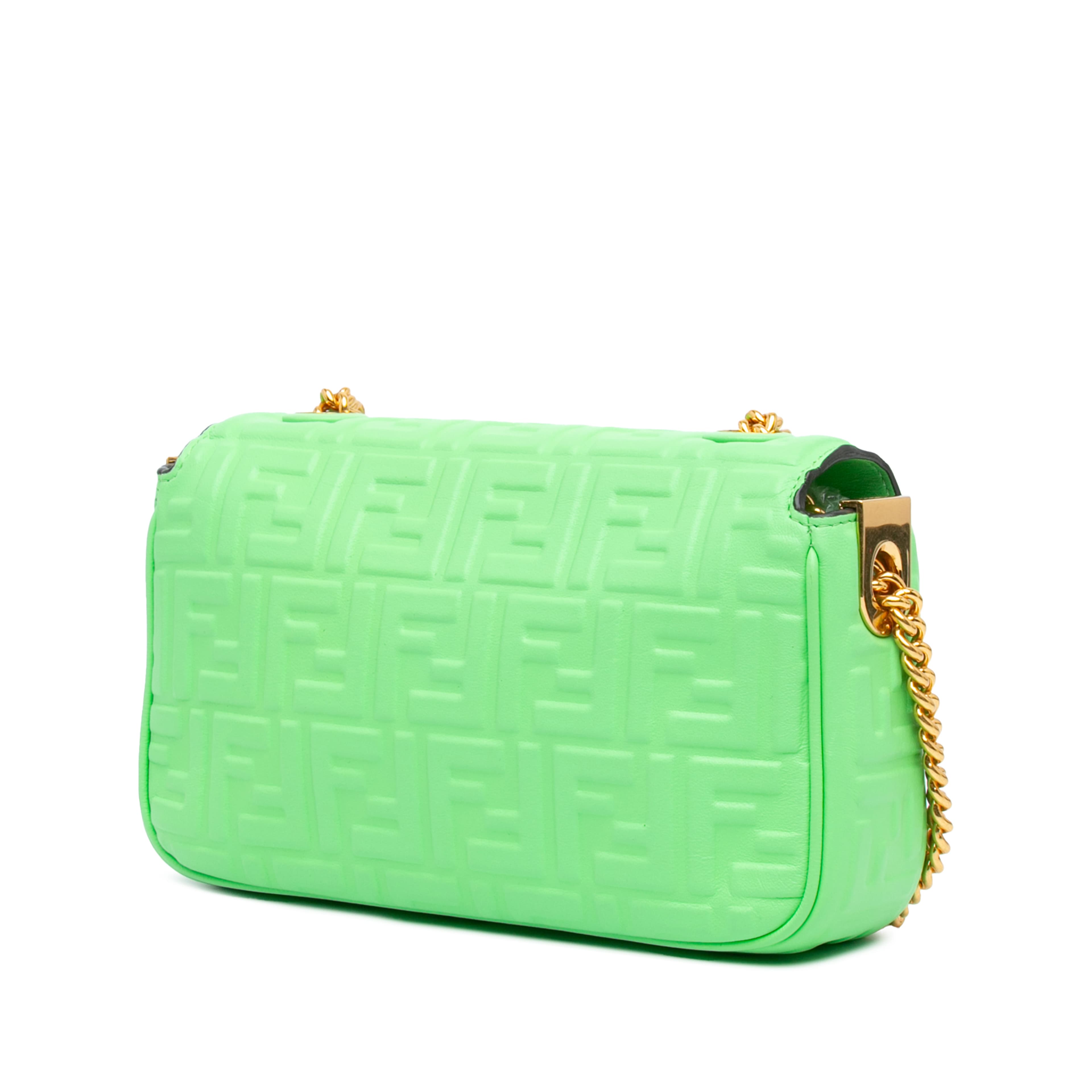 Fendi Zucca Embossed Leather Chain Midi Baguette, från Luxclusif, i färgen light green. Klicka för att öppna bilden i stort format