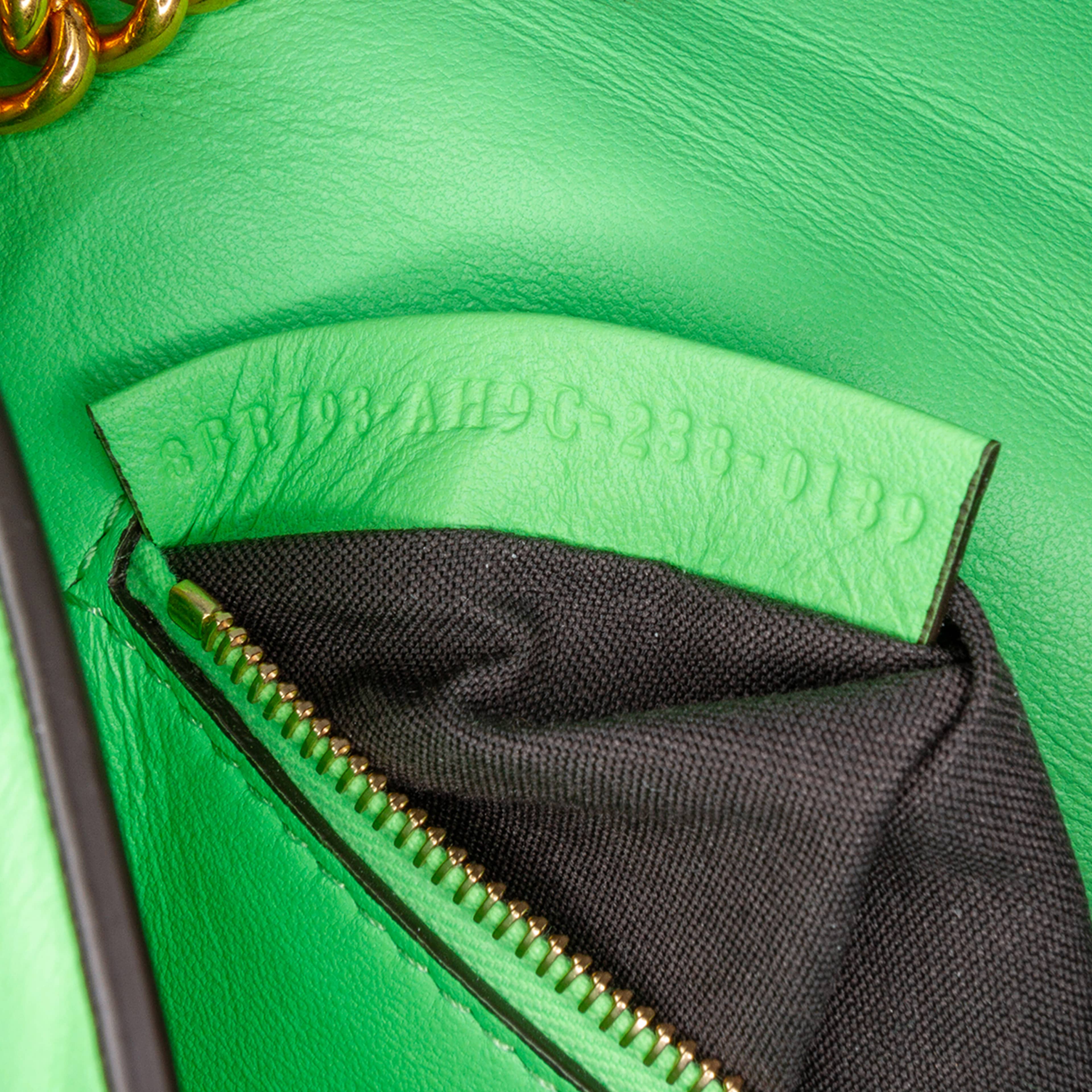 Fendi Zucca Embossed Leather Chain Midi Baguette, från Luxclusif, i färgen light green. Klicka för att öppna bilden i stort format